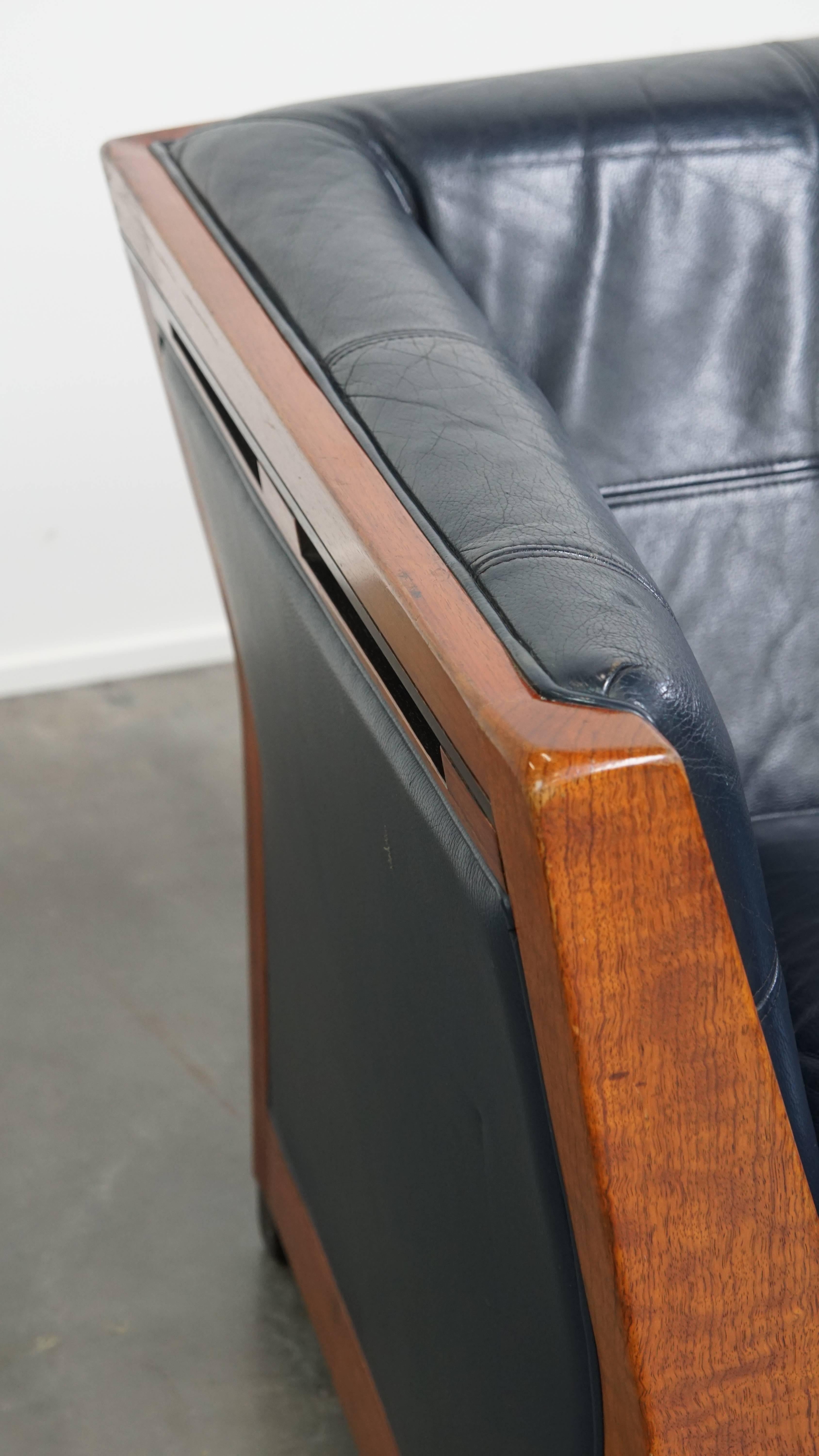 Divano Art Deco a 2,5 posti con lavorazione del legno e pelle di vacchetta blu scuro in vendita 5