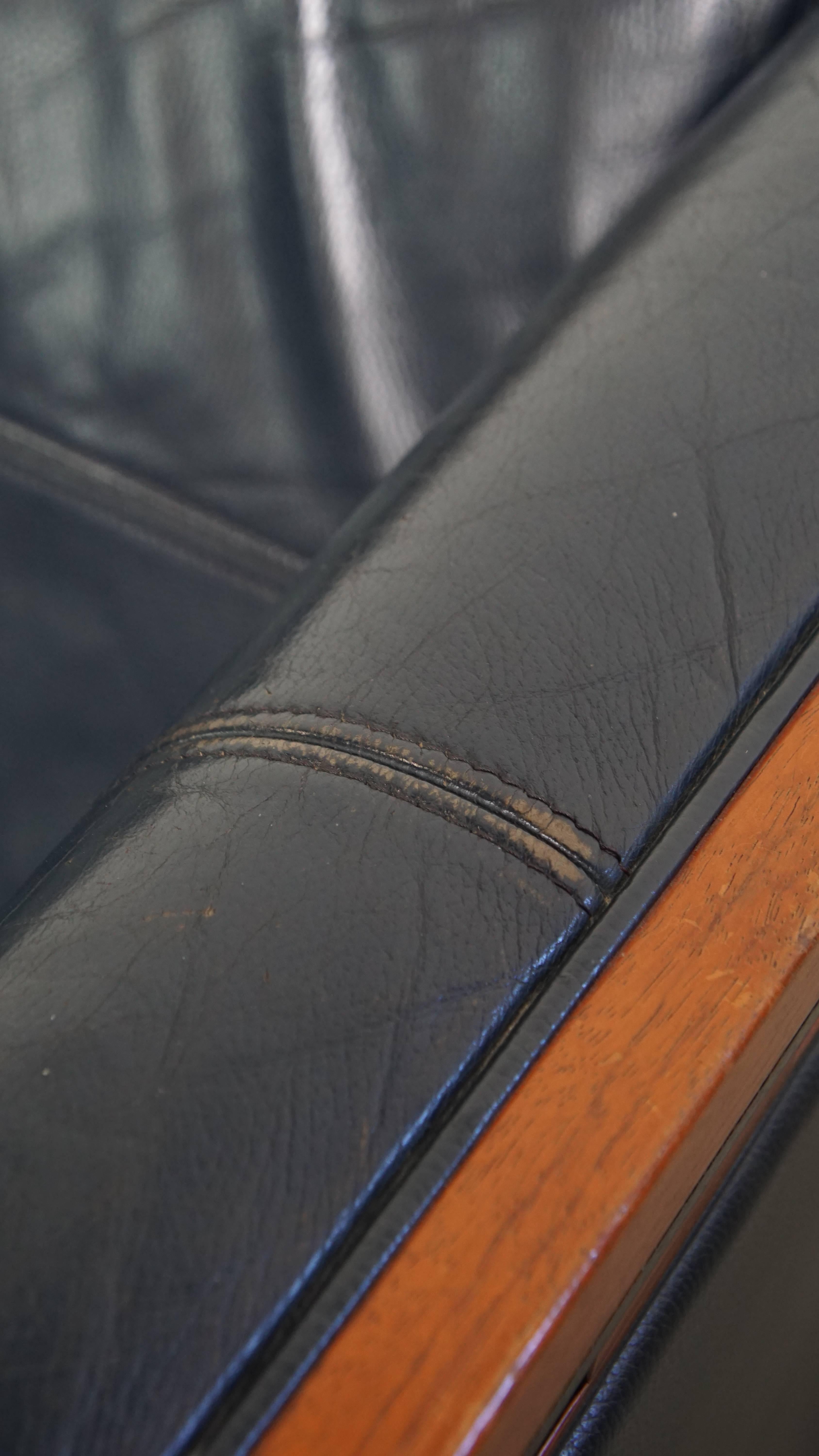 Divano Art Deco a 2,5 posti con lavorazione del legno e pelle di vacchetta blu scuro in vendita 9