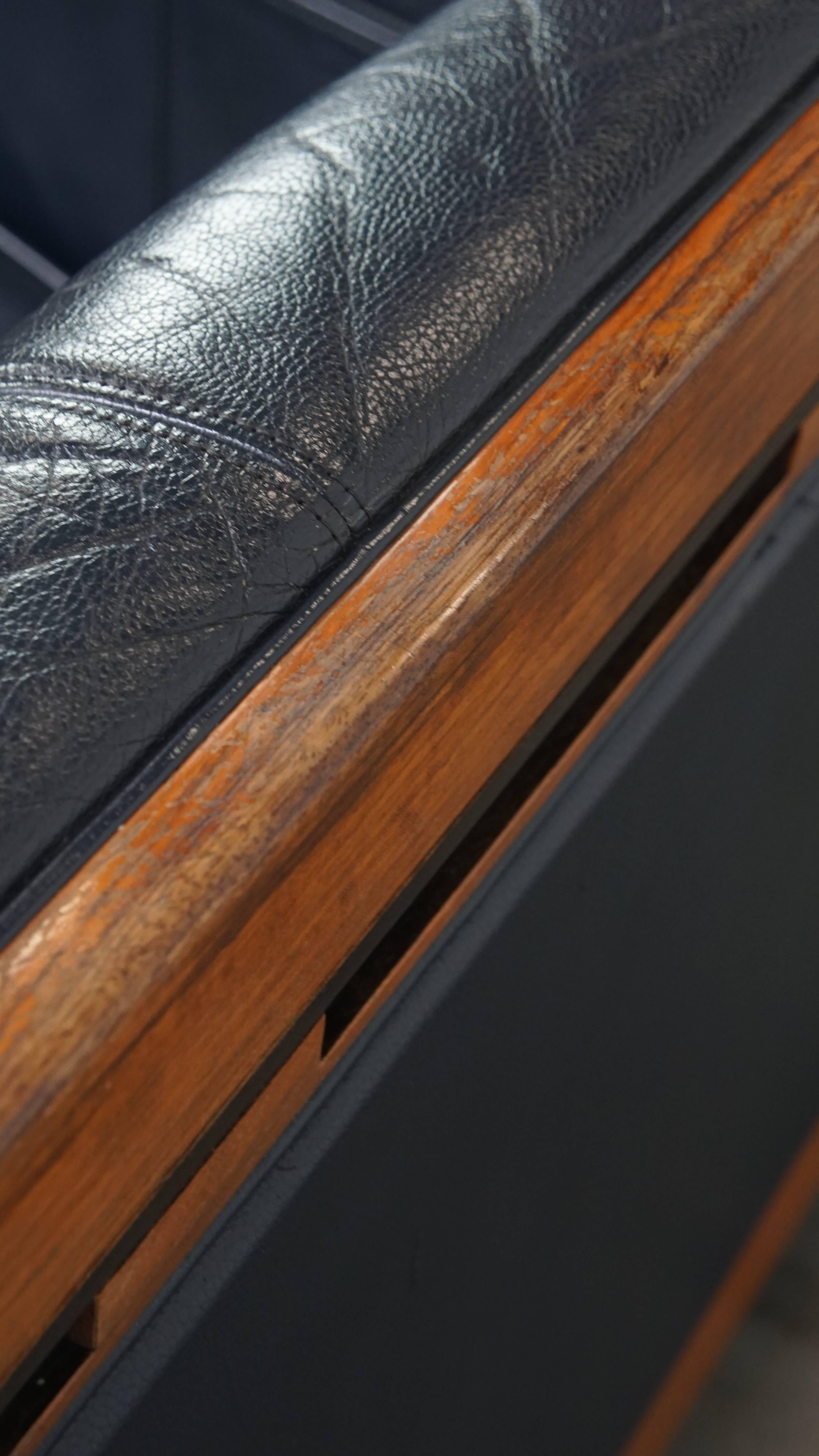 Divano Art Deco a 2,5 posti con lavorazione del legno e pelle di vacchetta blu scuro in vendita 10