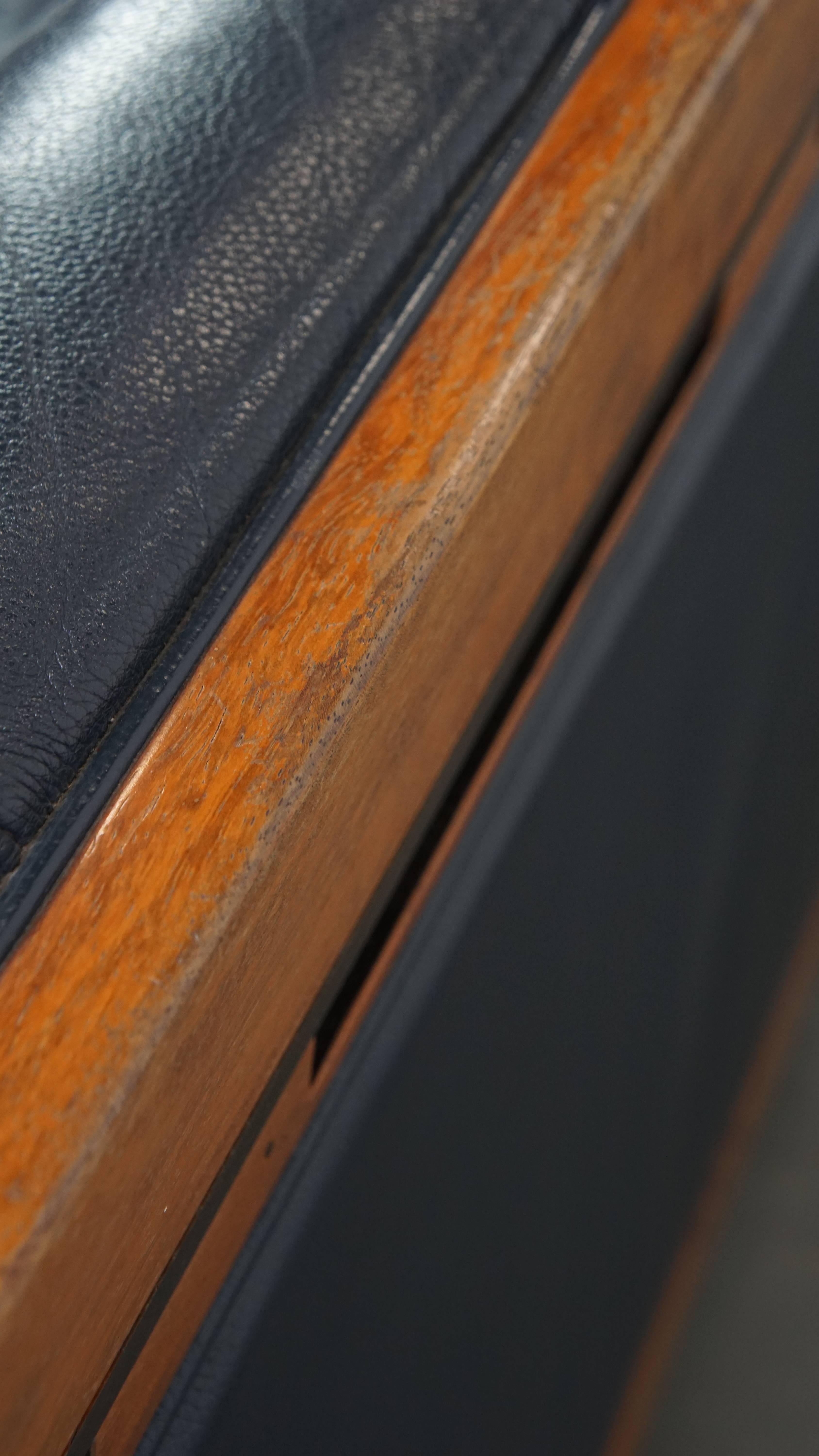 Divano Art Deco a 2,5 posti con lavorazione del legno e pelle di vacchetta blu scuro in vendita 11