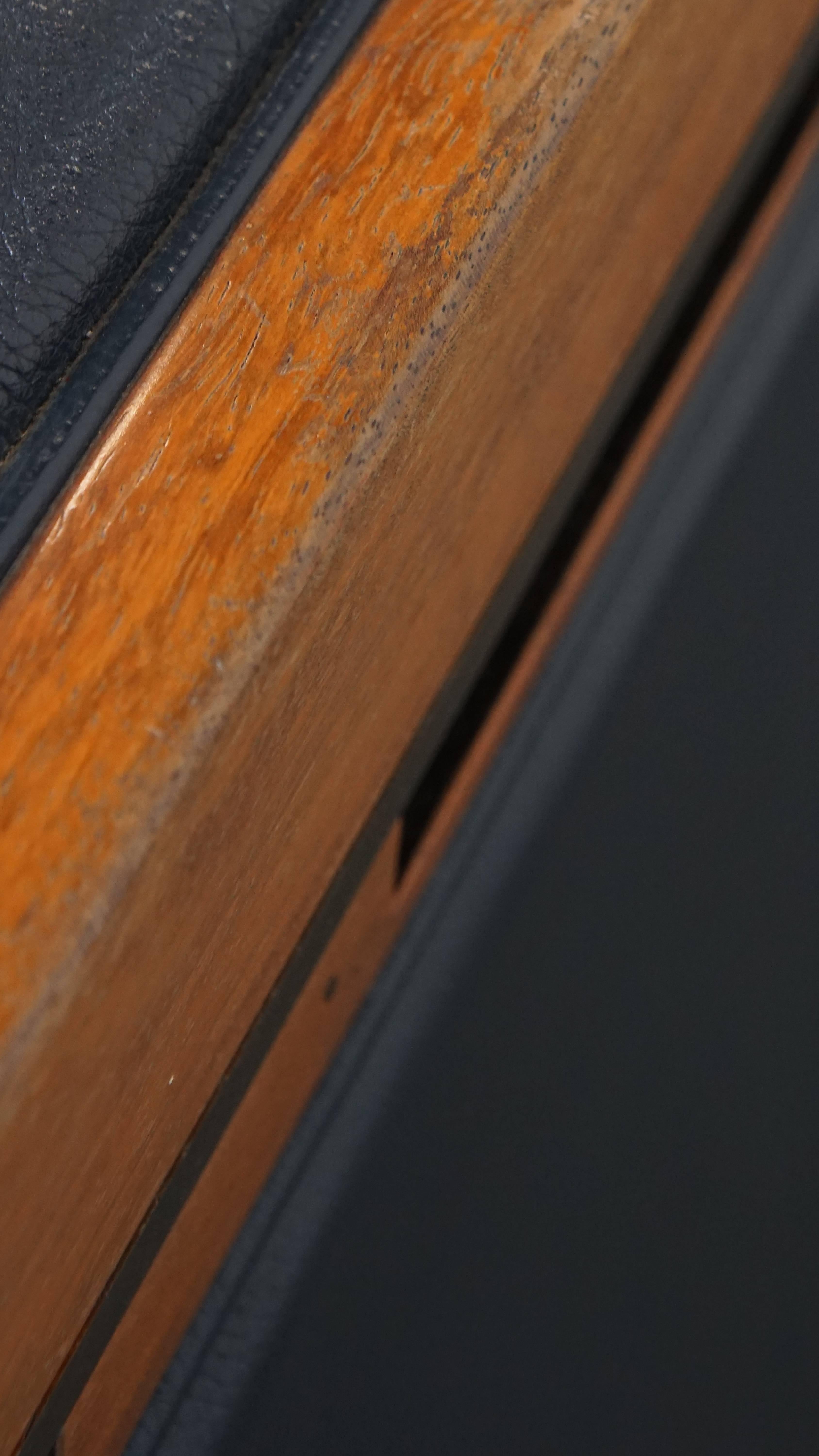 Divano Art Deco a 2,5 posti con lavorazione del legno e pelle di vacchetta blu scuro in vendita 12