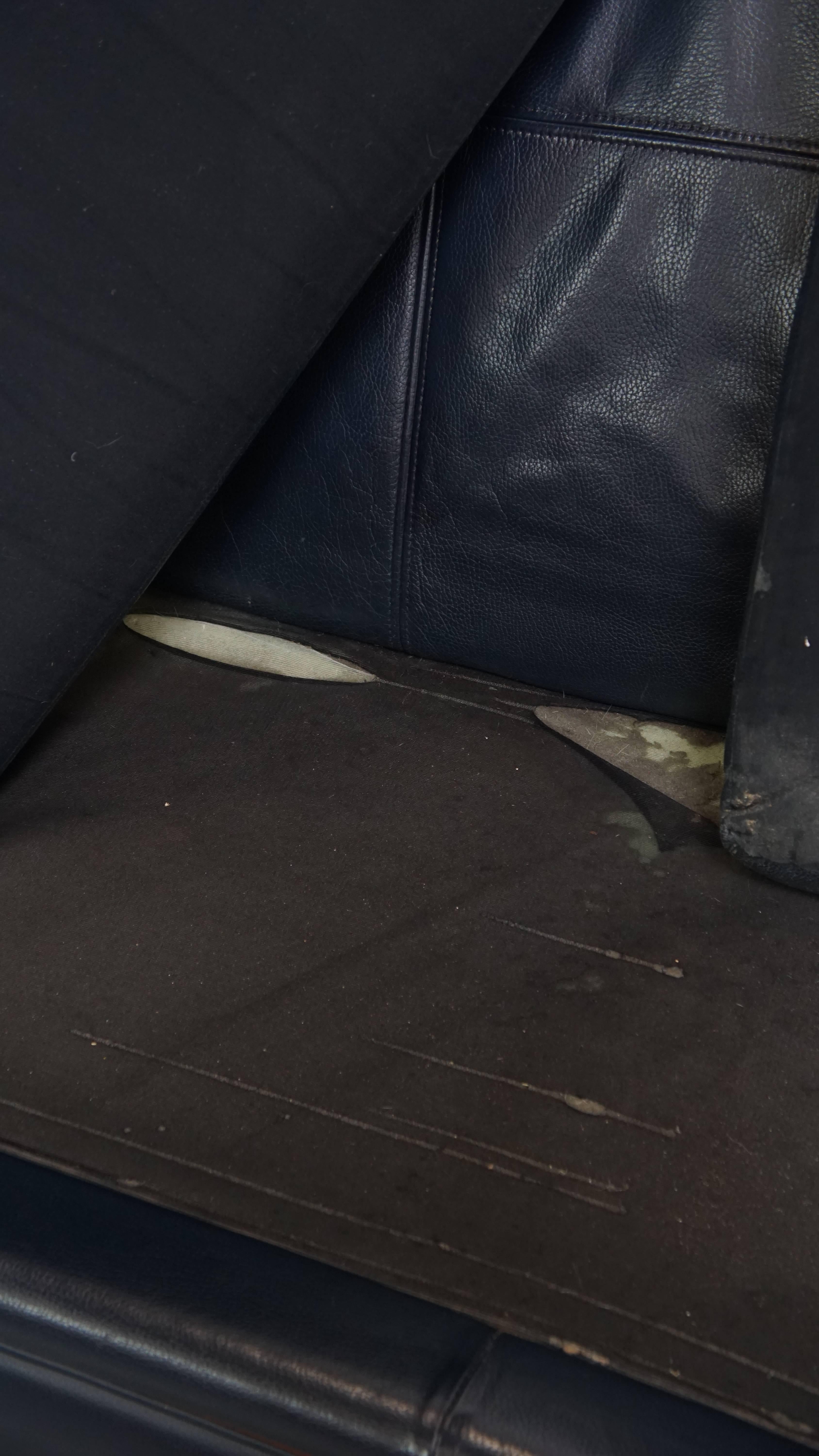 Divano Art Deco a 2,5 posti con lavorazione del legno e pelle di vacchetta blu scuro in vendita 13