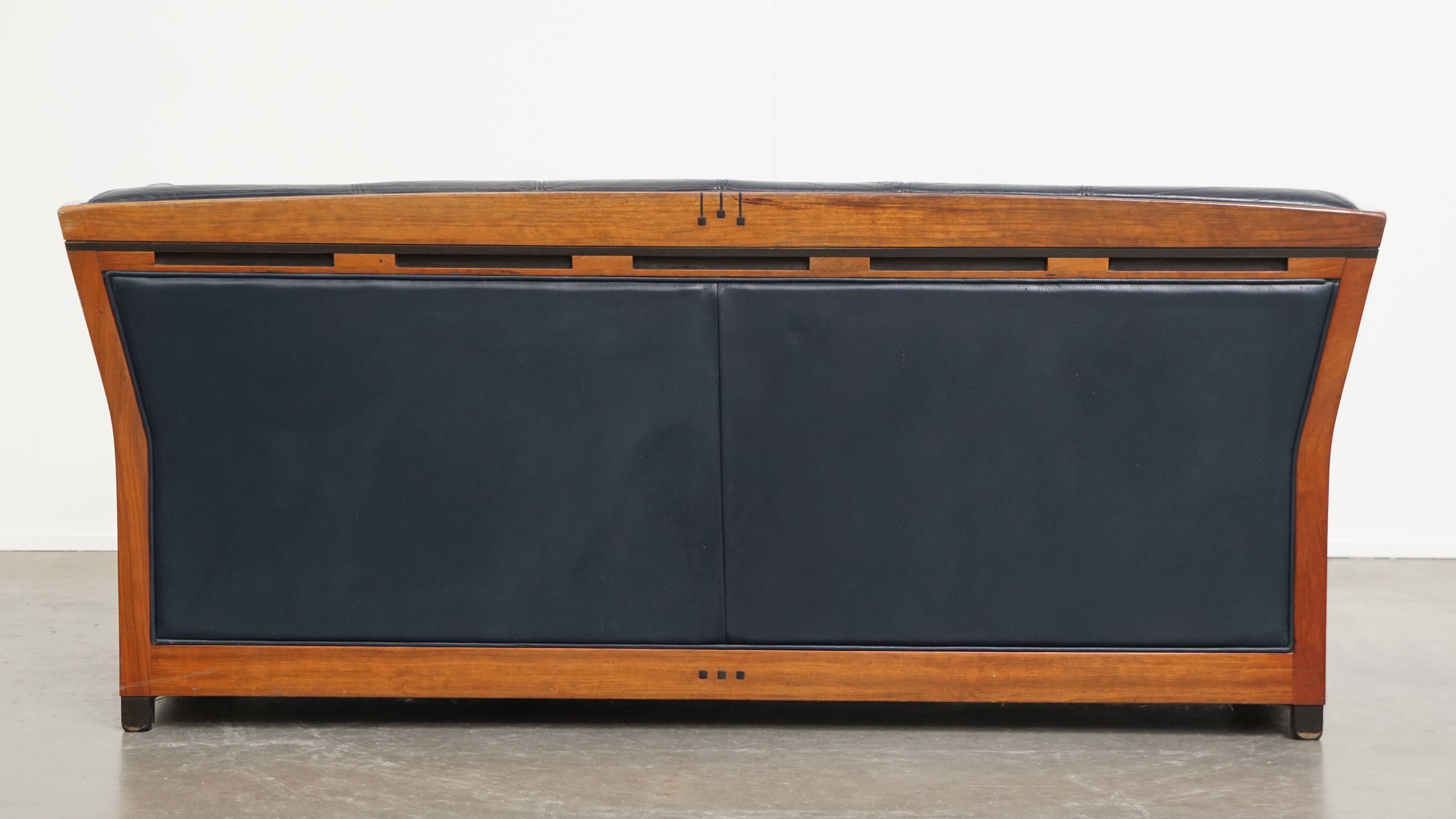 Art Déco Divano Art Deco a 2,5 posti con lavorazione del legno e pelle di vacchetta blu scuro in vendita