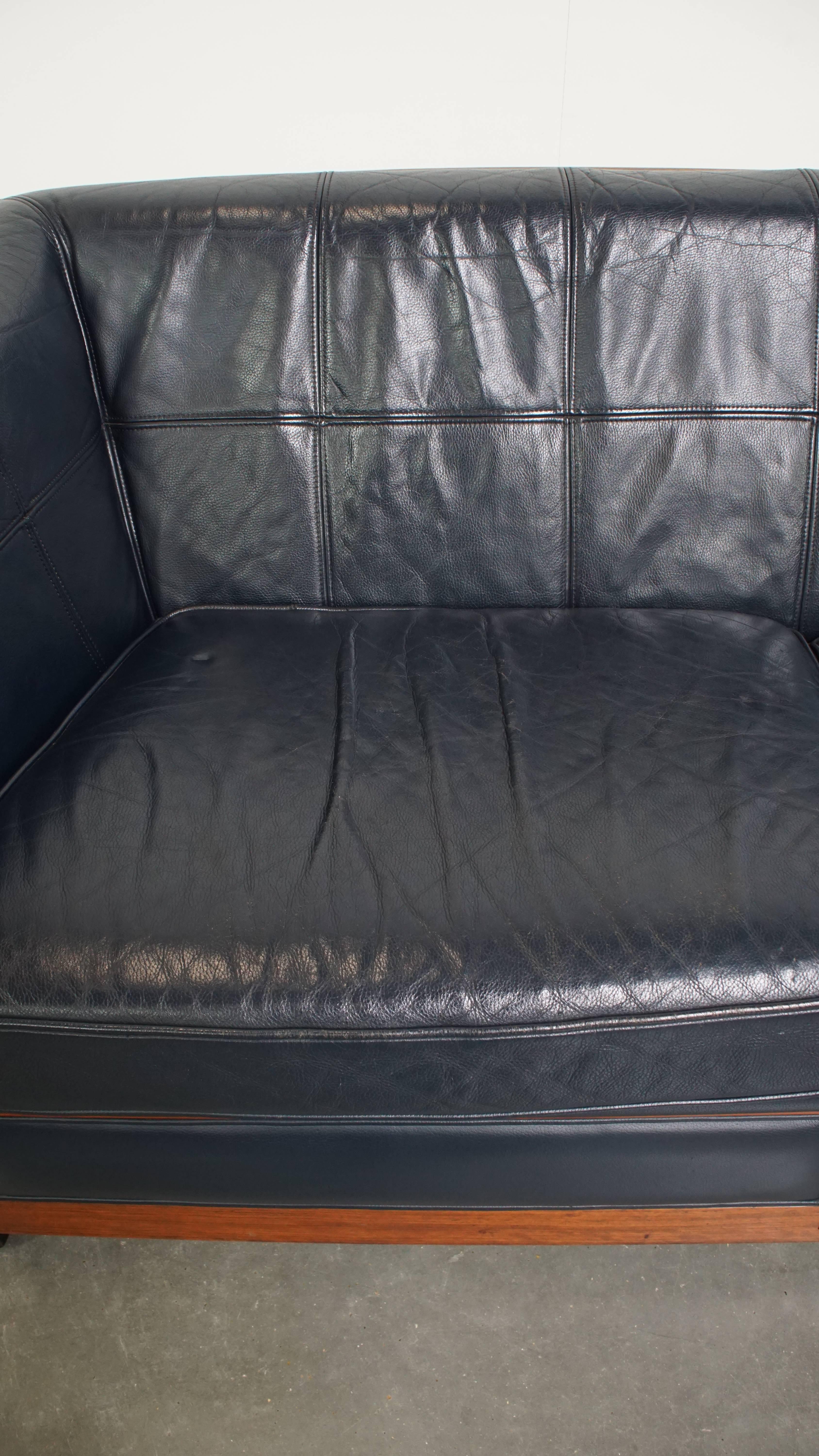 Divano Art Deco a 2,5 posti con lavorazione del legno e pelle di vacchetta blu scuro In condizioni discrete in vendita a Harderwijk, NL