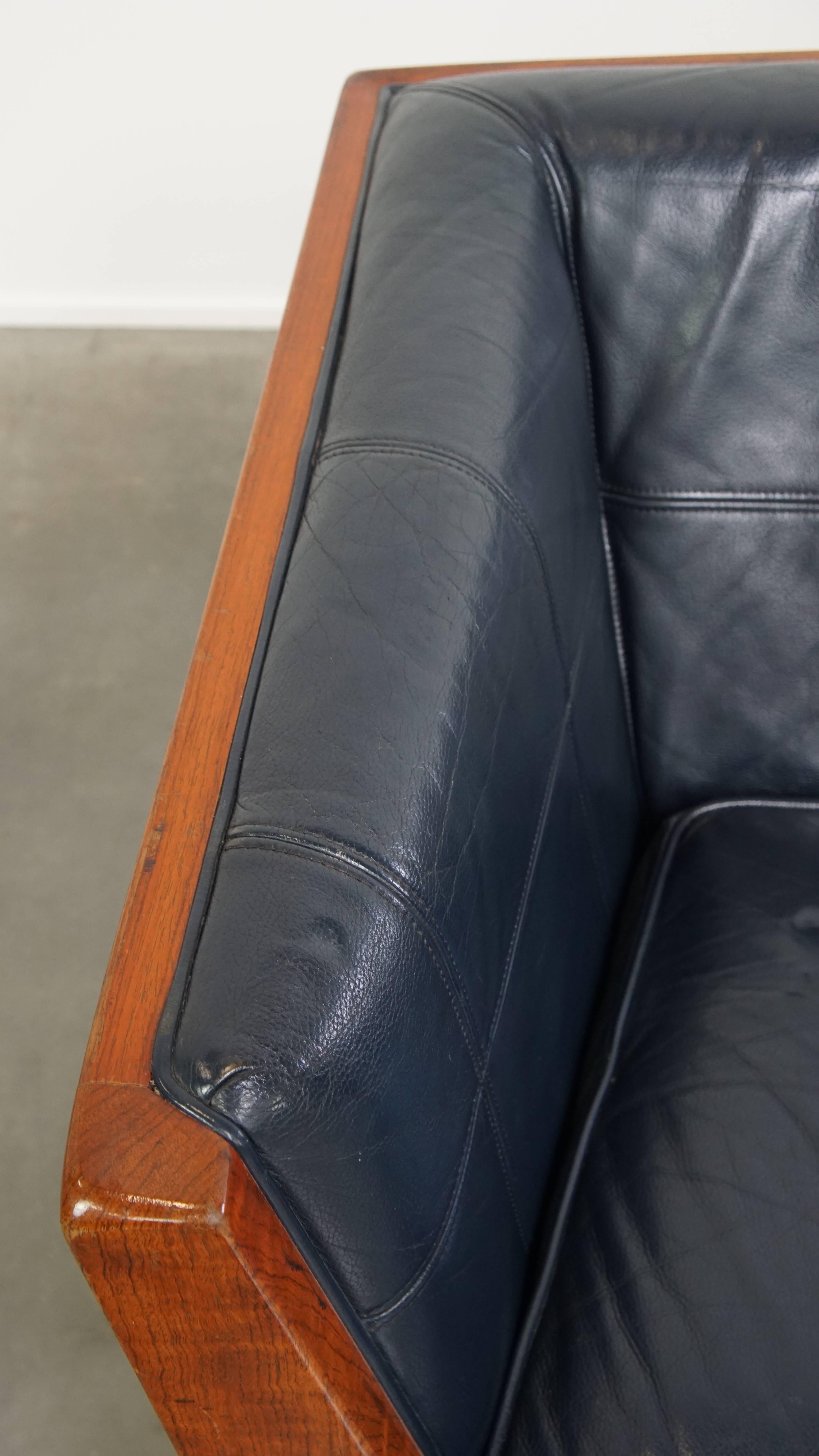 Vacchetta Divano Art Deco a 2,5 posti con lavorazione del legno e pelle di vacchetta blu scuro in vendita