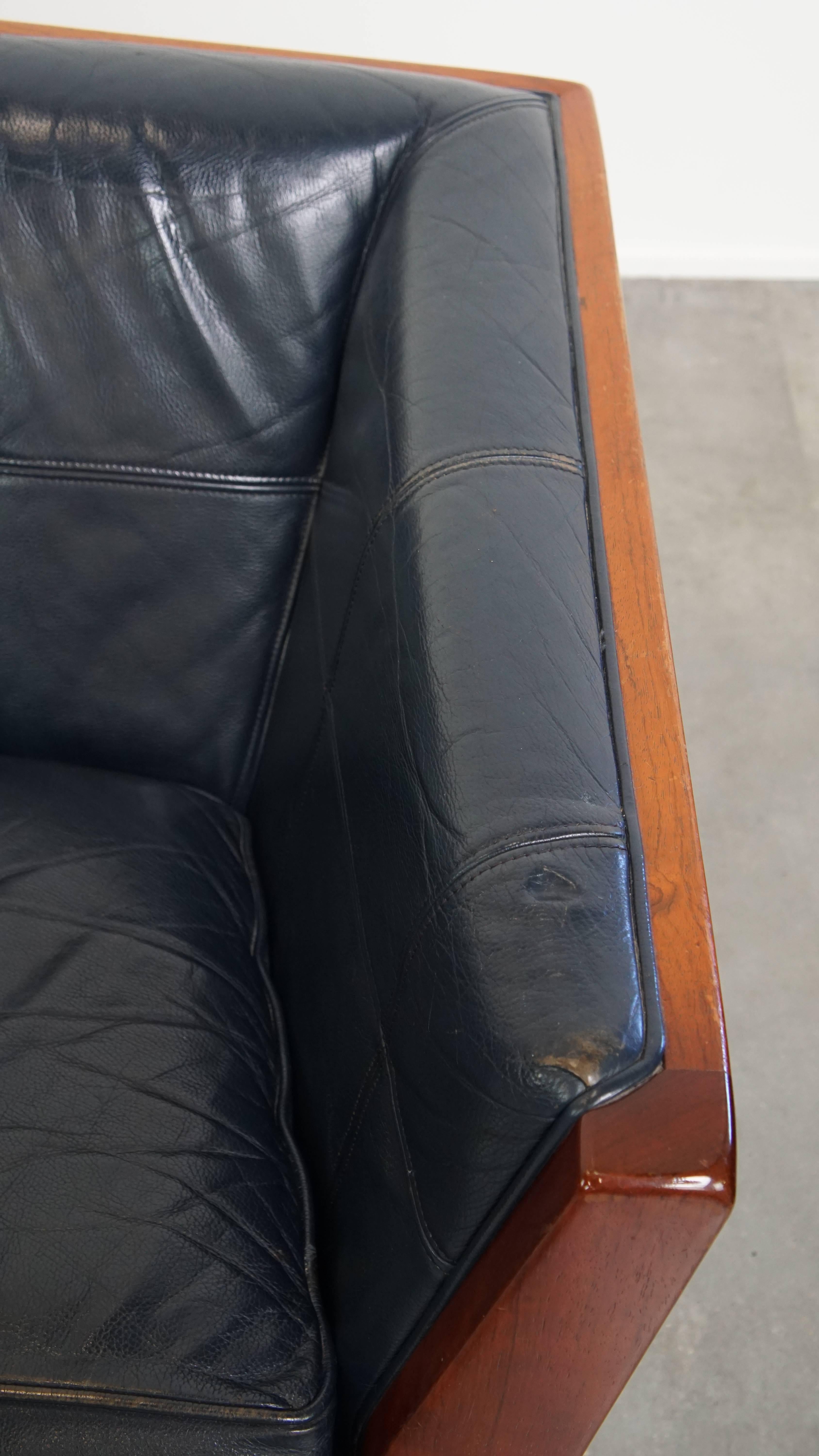 Divano Art Deco a 2,5 posti con lavorazione del legno e pelle di vacchetta blu scuro in vendita 1
