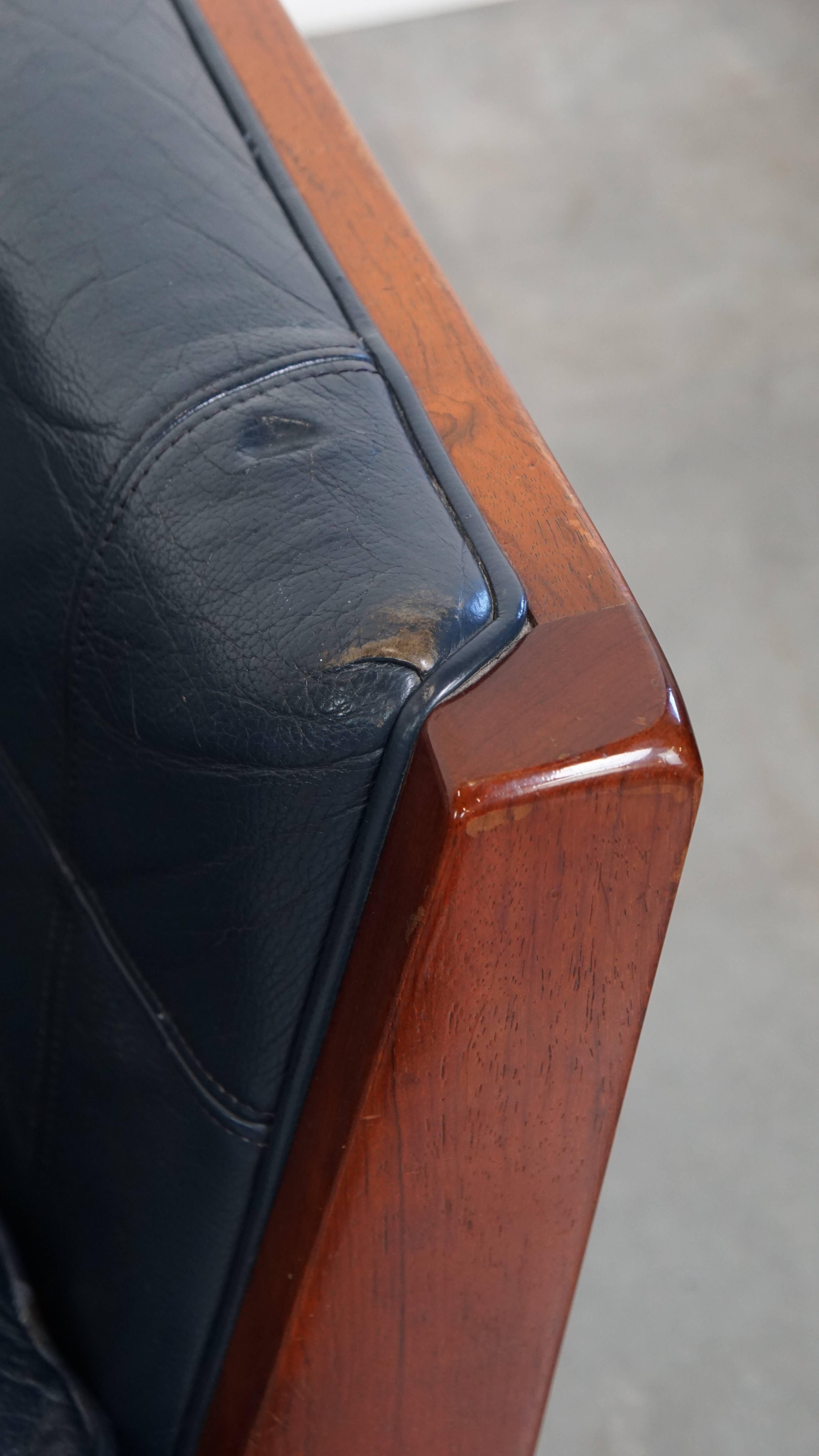 Divano Art Deco a 2,5 posti con lavorazione del legno e pelle di vacchetta blu scuro in vendita 2