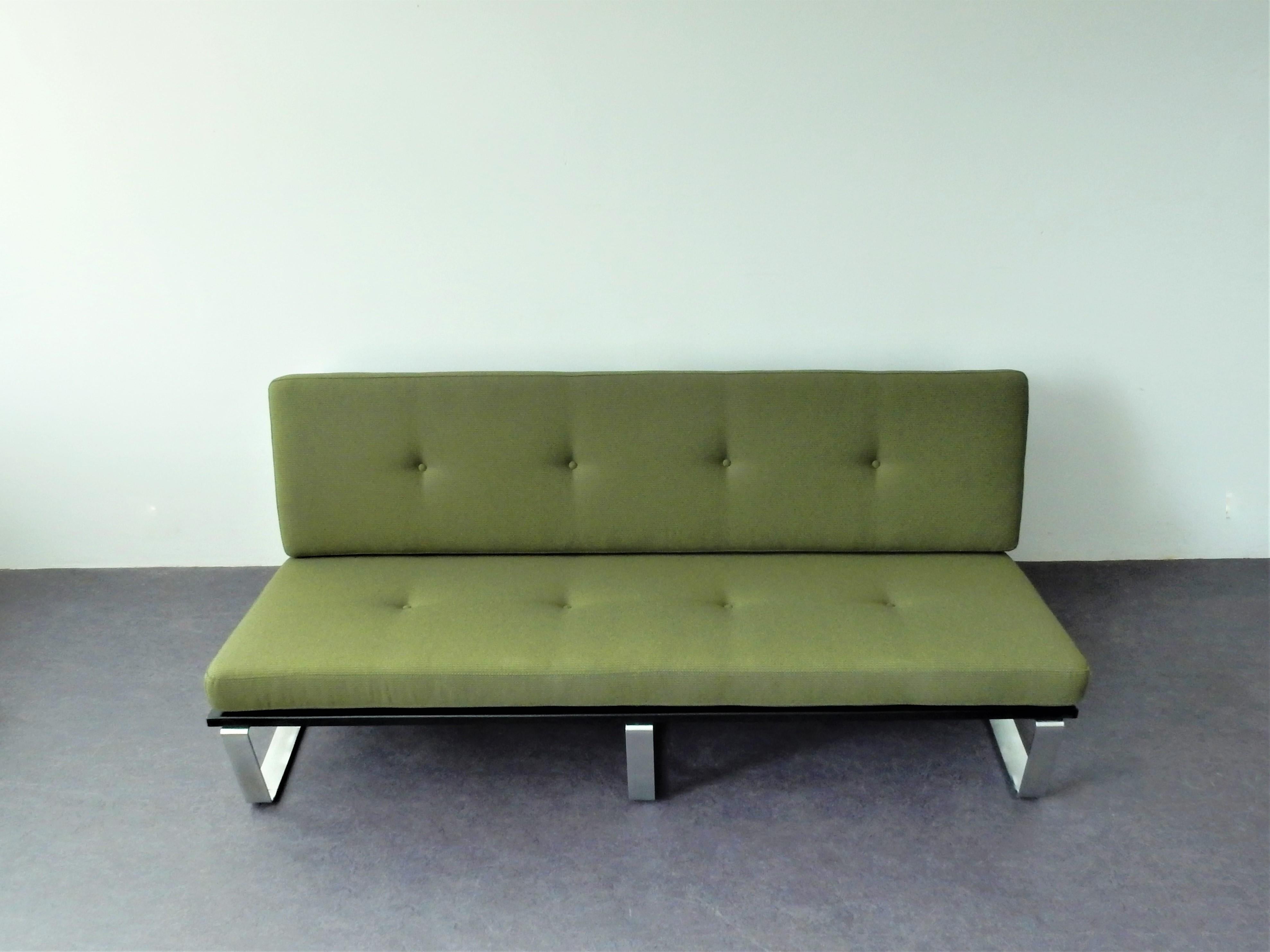 Ce rare et très étonnant canapé 2,5 places a été conçu par Kho Liang Ie pour Artifort en 1962. Cette conception particulière a été commandée par le grand magasin exclusif néerlandais 