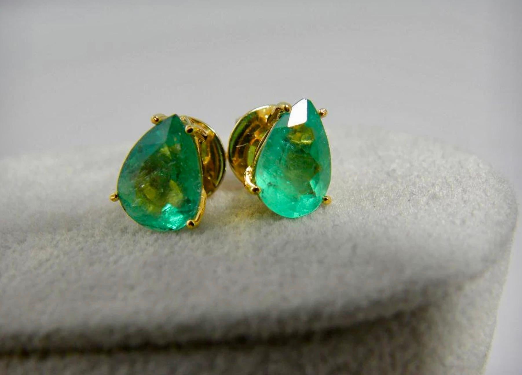 Contemporary 2.50 Carat 100% Natural Colombian Emerald Stud Earrings 18k Gold For Sale