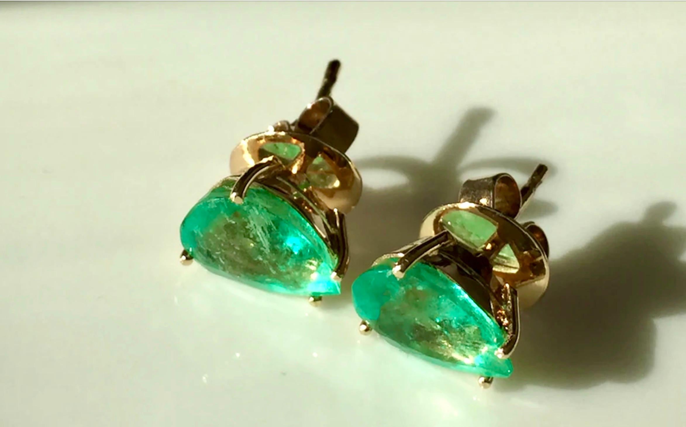 Pear Cut 2.50 Carat 100% Natural Colombian Emerald Stud Earrings 18k Gold For Sale