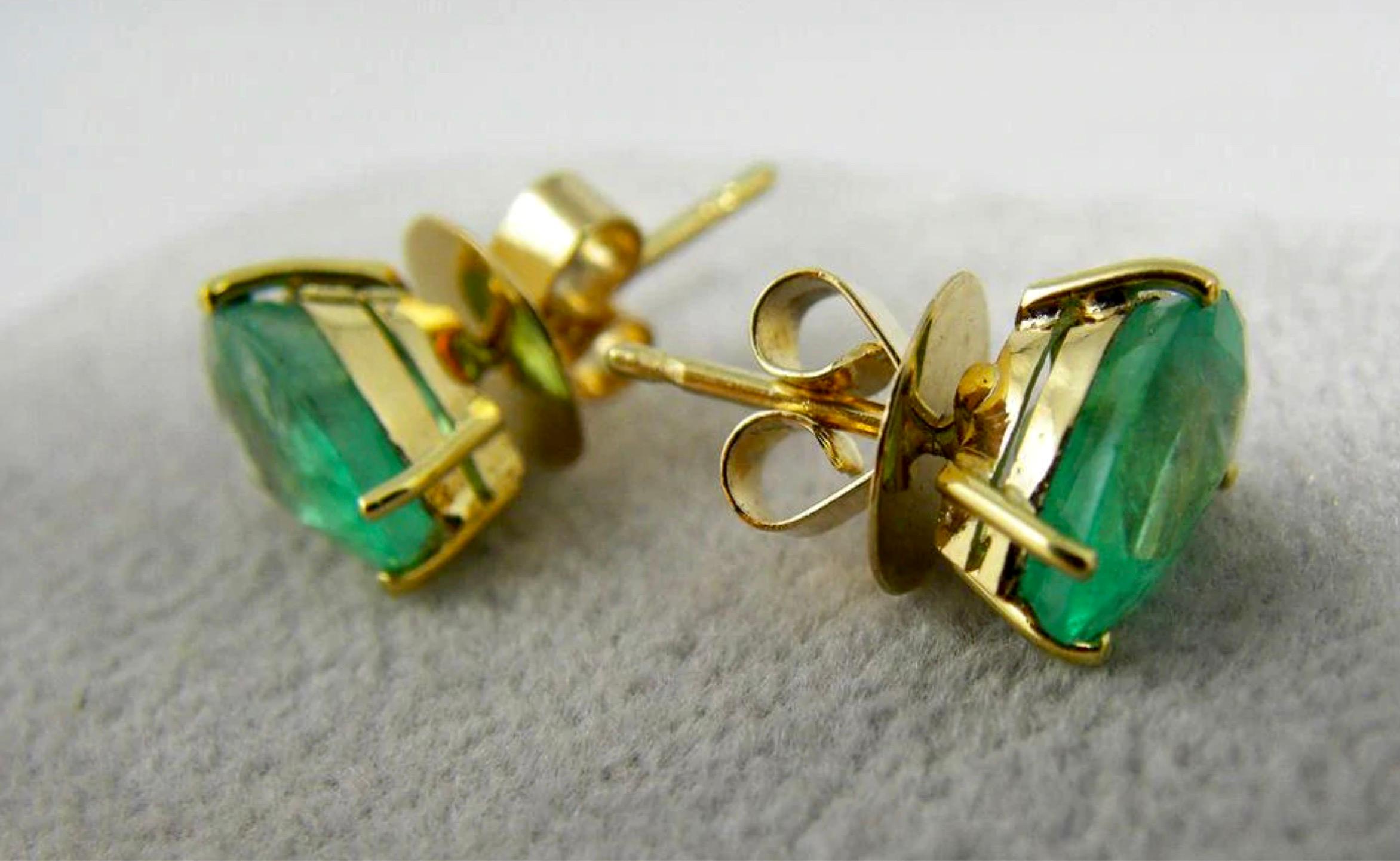 Women's 2.50 Carat 100% Natural Colombian Emerald Stud Earrings 18k Gold For Sale