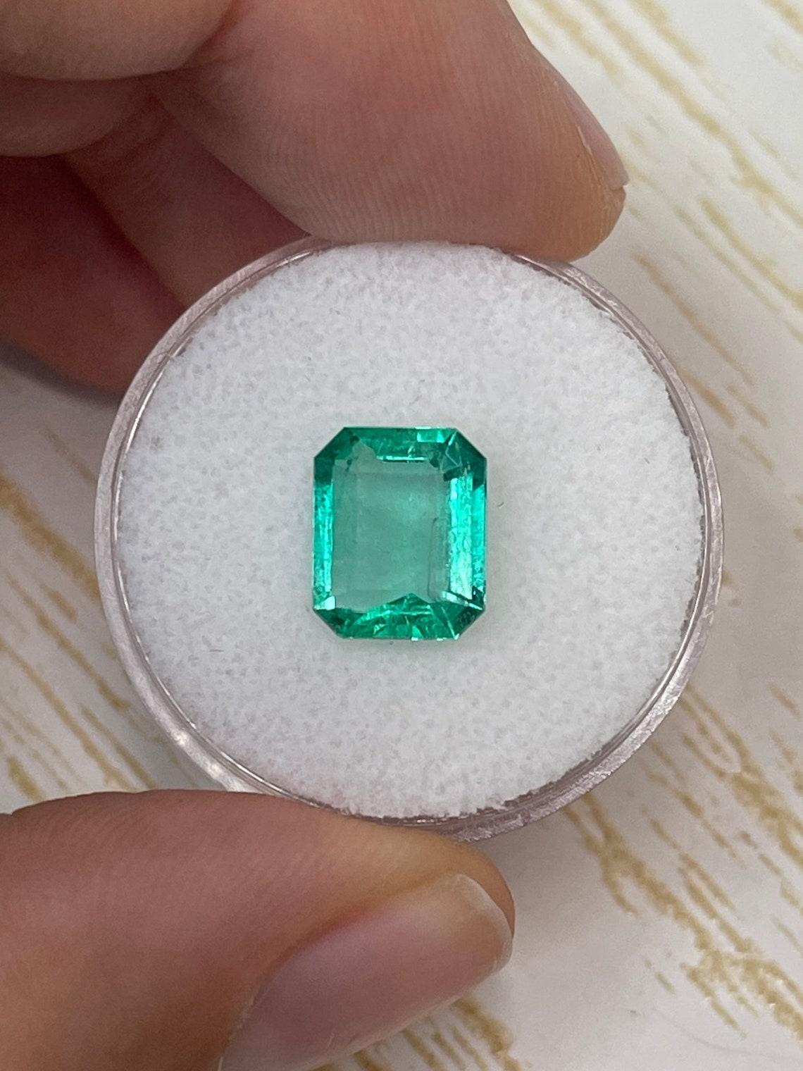 A. Stone: Smeraldo
Peso: 2,50 carati
Forma: Taglio smeraldo
Chiarezza: Trasparente
Lucentezza: Molto buono
Colore: Greene & Greene bluastro
Misure: 9,76 mm x 8,02 mm x 4,35 mm
Origine geografica: Colombia
Trattamento: Naturale, oliatura

Questo