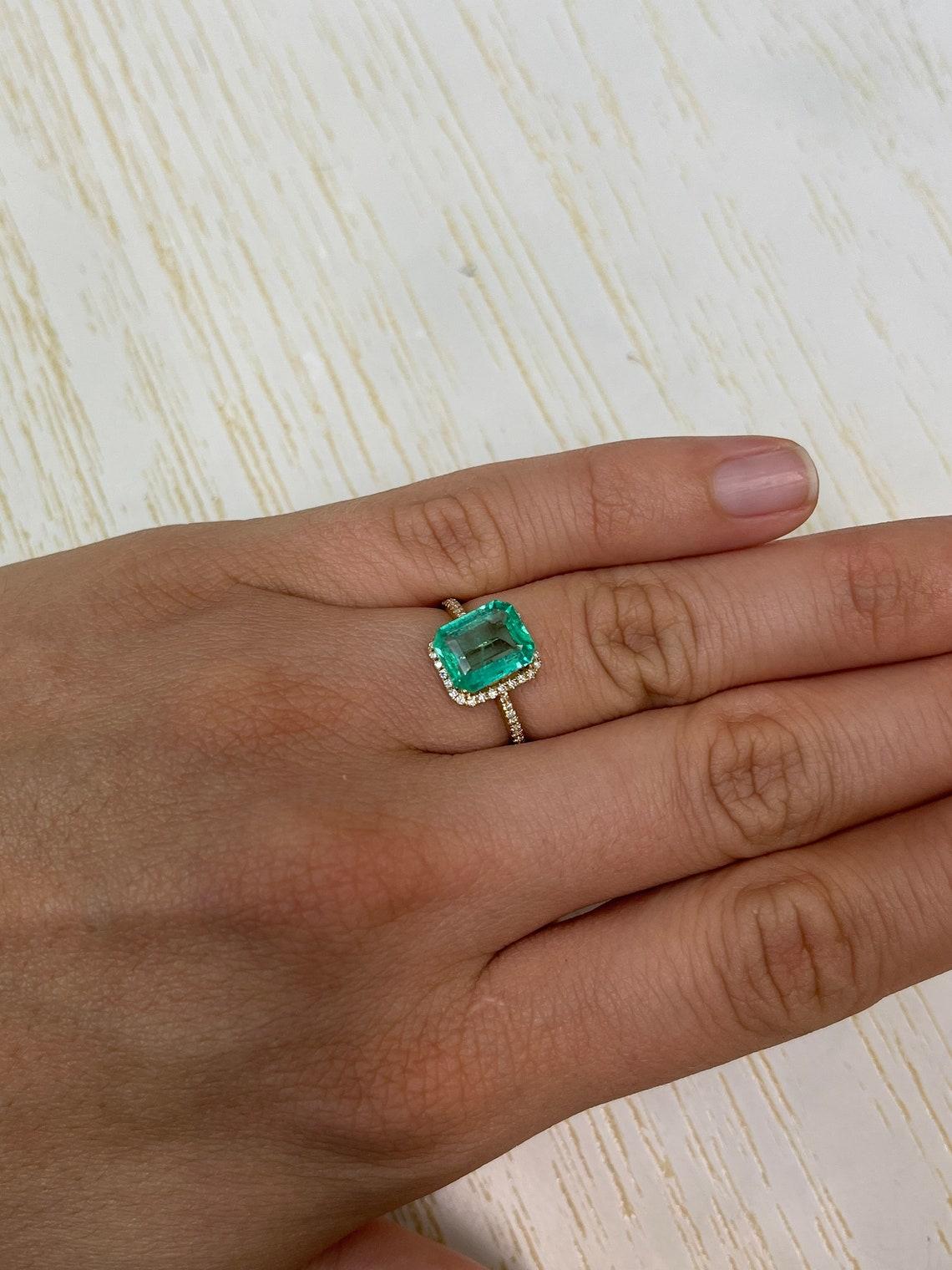 Smeraldo colombiano verde chiaro da 2,50 carati 10x8 Spready - Taglio classico maggio in vendita 2