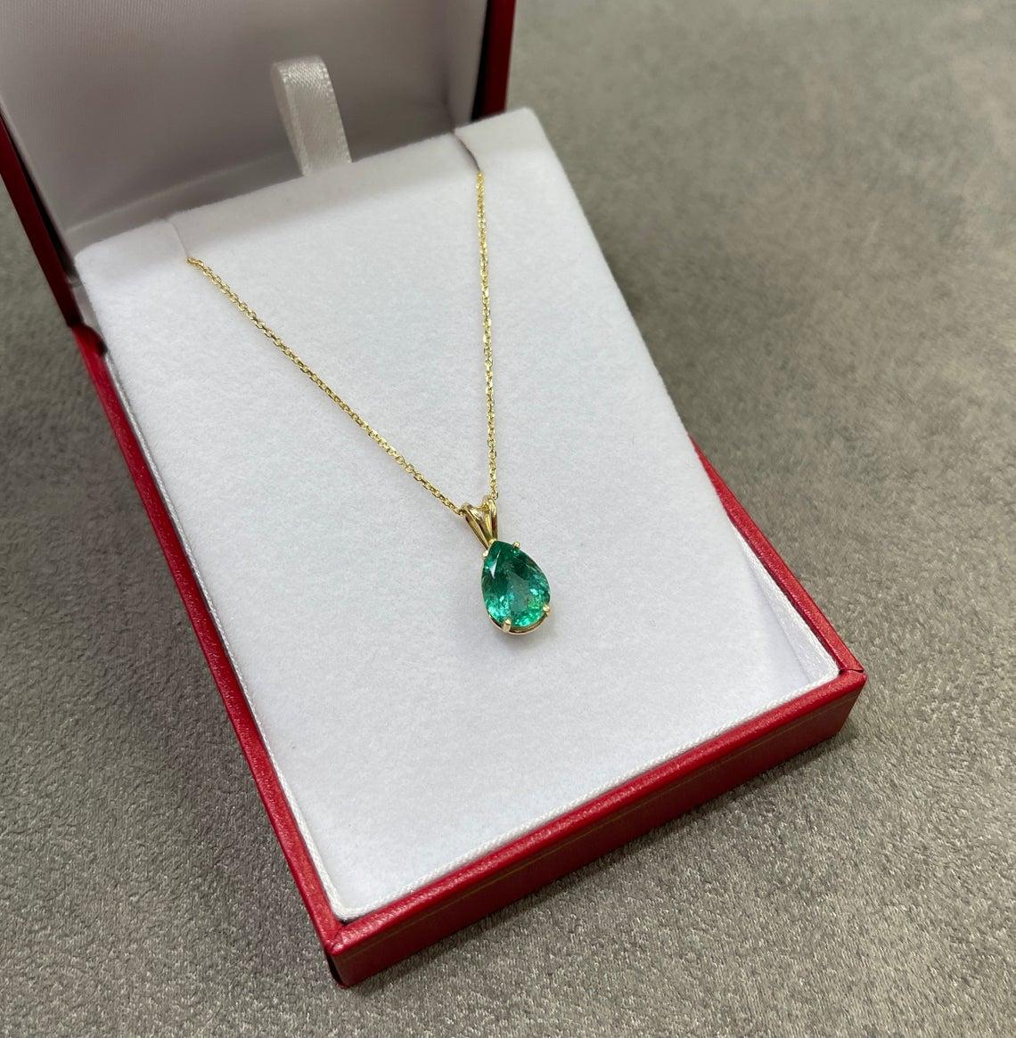 2.50-Carat 14K Emerald Pear Cut Solitaire Gold Pendentif Prong Set Pour femmes en vente