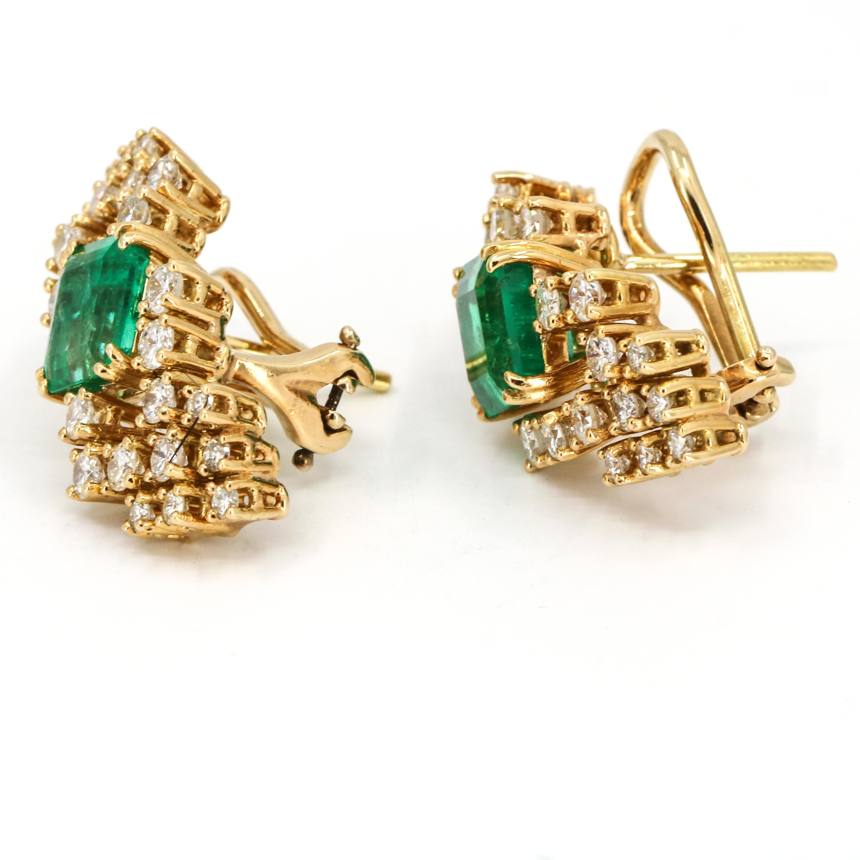 Princess Cut 2.50 Carat 18 Karat Yellow Gold Emerald Diamond Shield Earrings For Sale