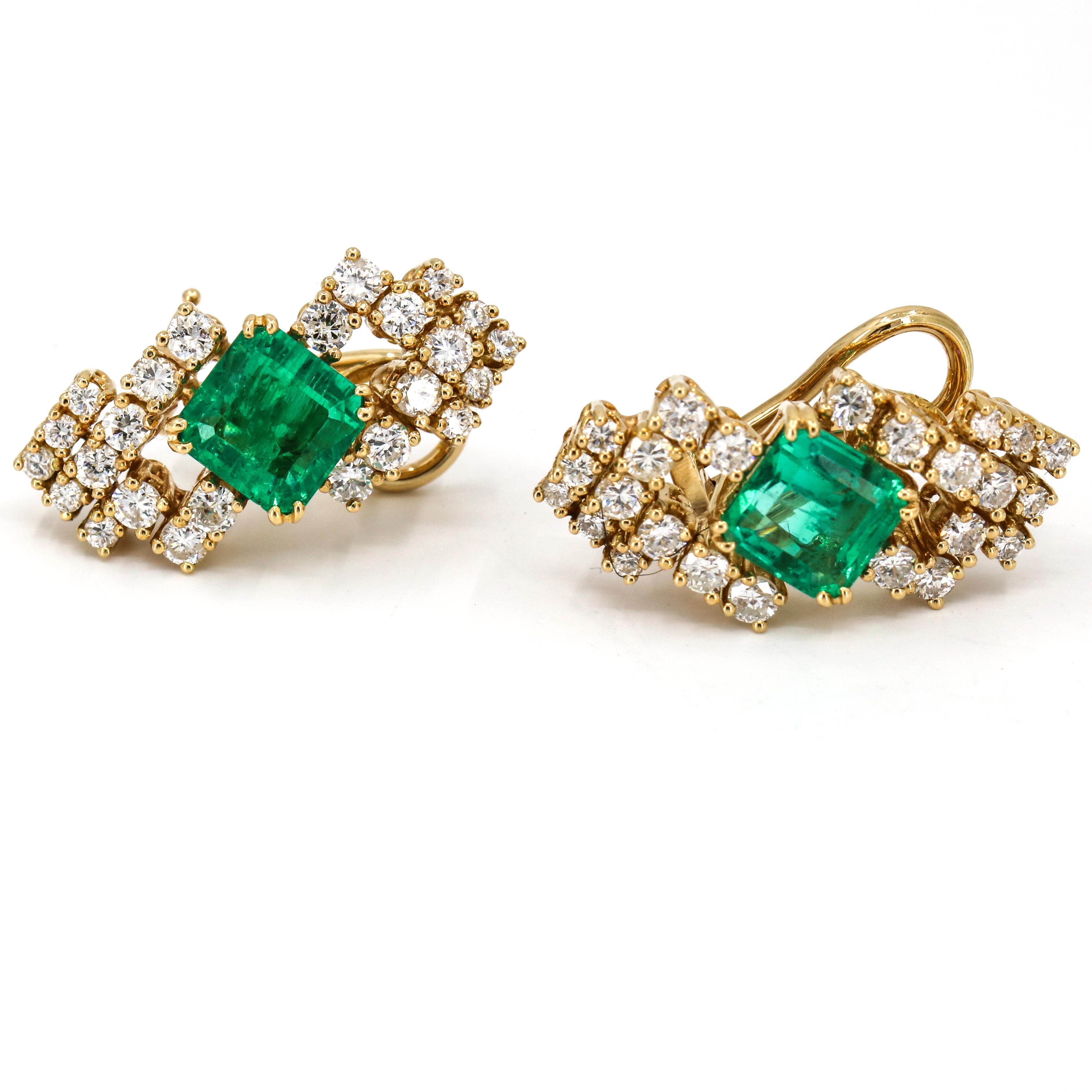 2.50 Carat 18 Karat Yellow Gold Emerald Diamond Shield Earrings In Excellent Condition For Sale In Fort Lauderdale, FL