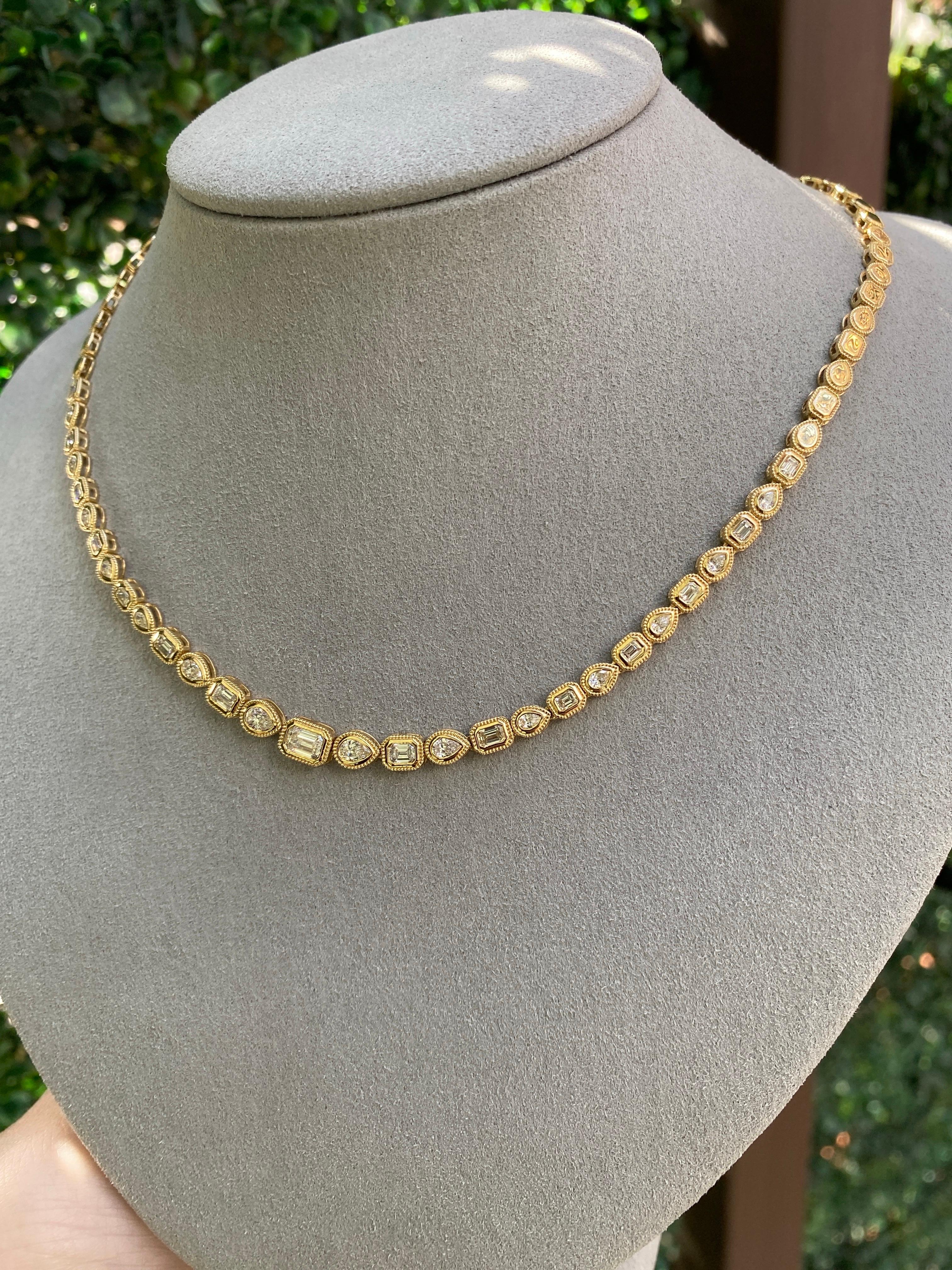 Questa splendida collana presenta 2,50 carati di diamanti naturali alternati a forma di smeraldo e a forma di pera splendidamente incastonati in un castone in oro giallo lucido da 14 carati con dettagli in milgrain. Con i suoi 16,50 pollici, offre
