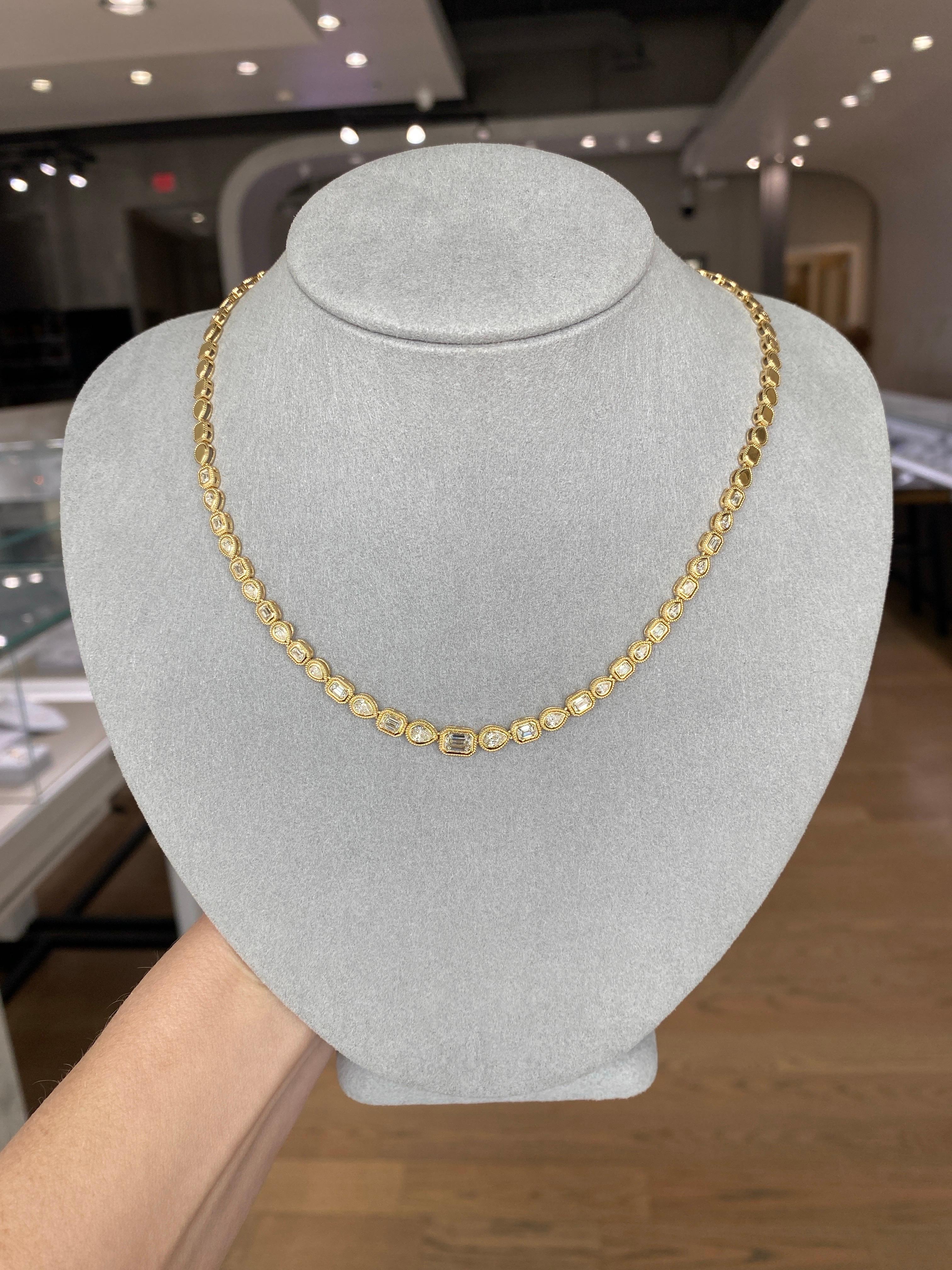 Collana tennis con diamanti incastonati a forma di pera e smeraldo alternati da 2,50 carati In condizioni Nuovo in vendita a Houston, TX