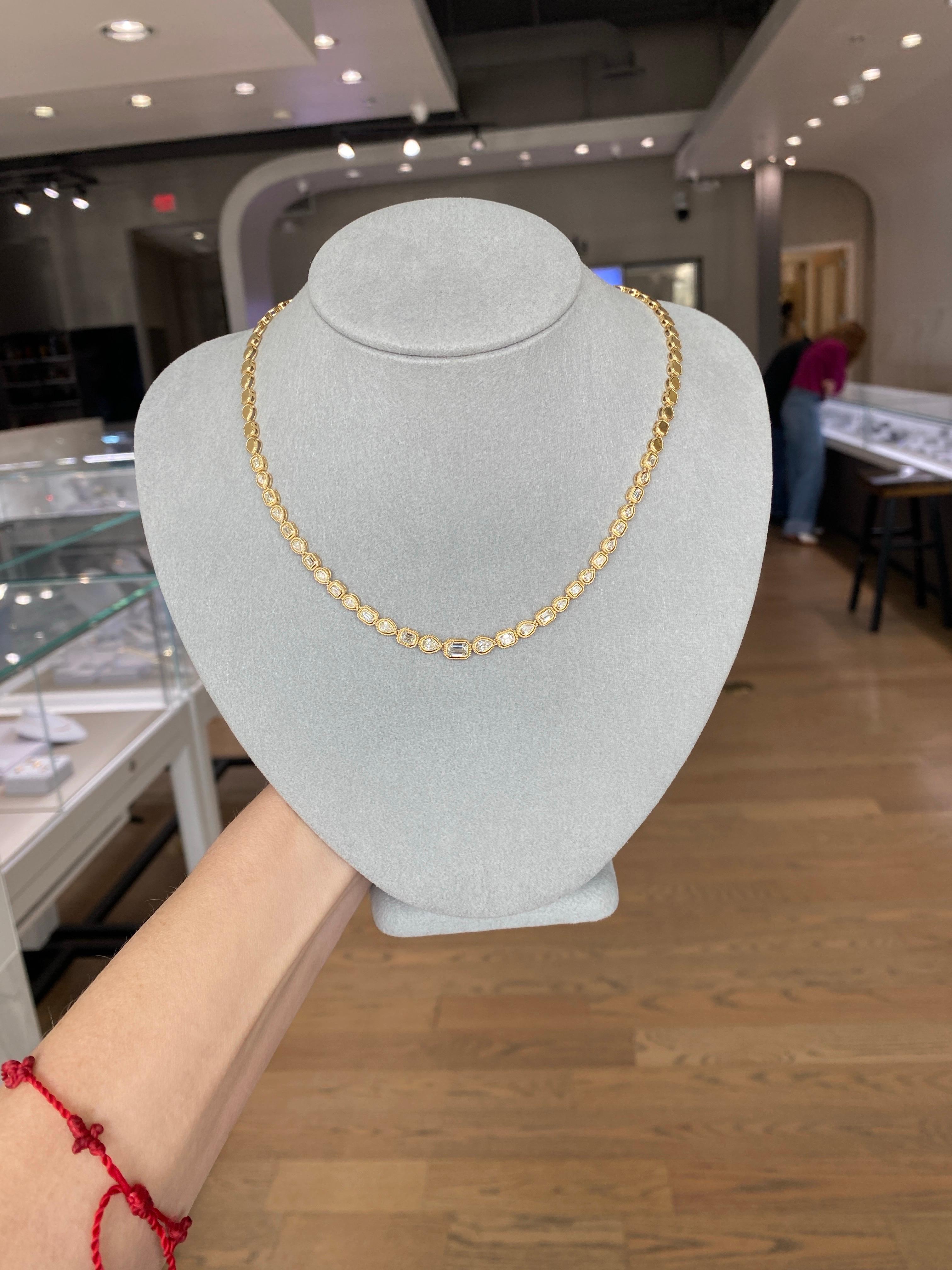 Collana tennis con diamanti incastonati a forma di pera e smeraldo alternati da 2,50 carati in vendita 2
