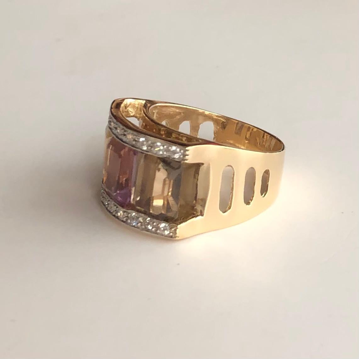 Cocktail ring in 18 karat yellow gold with diamonds set on white gold and three coloured central stones, 1 amethyst, 1 orange quartz and 1 green quartz, set with great mastery in the symmetry and alignment of the setting of the 3 stones.

The ajour