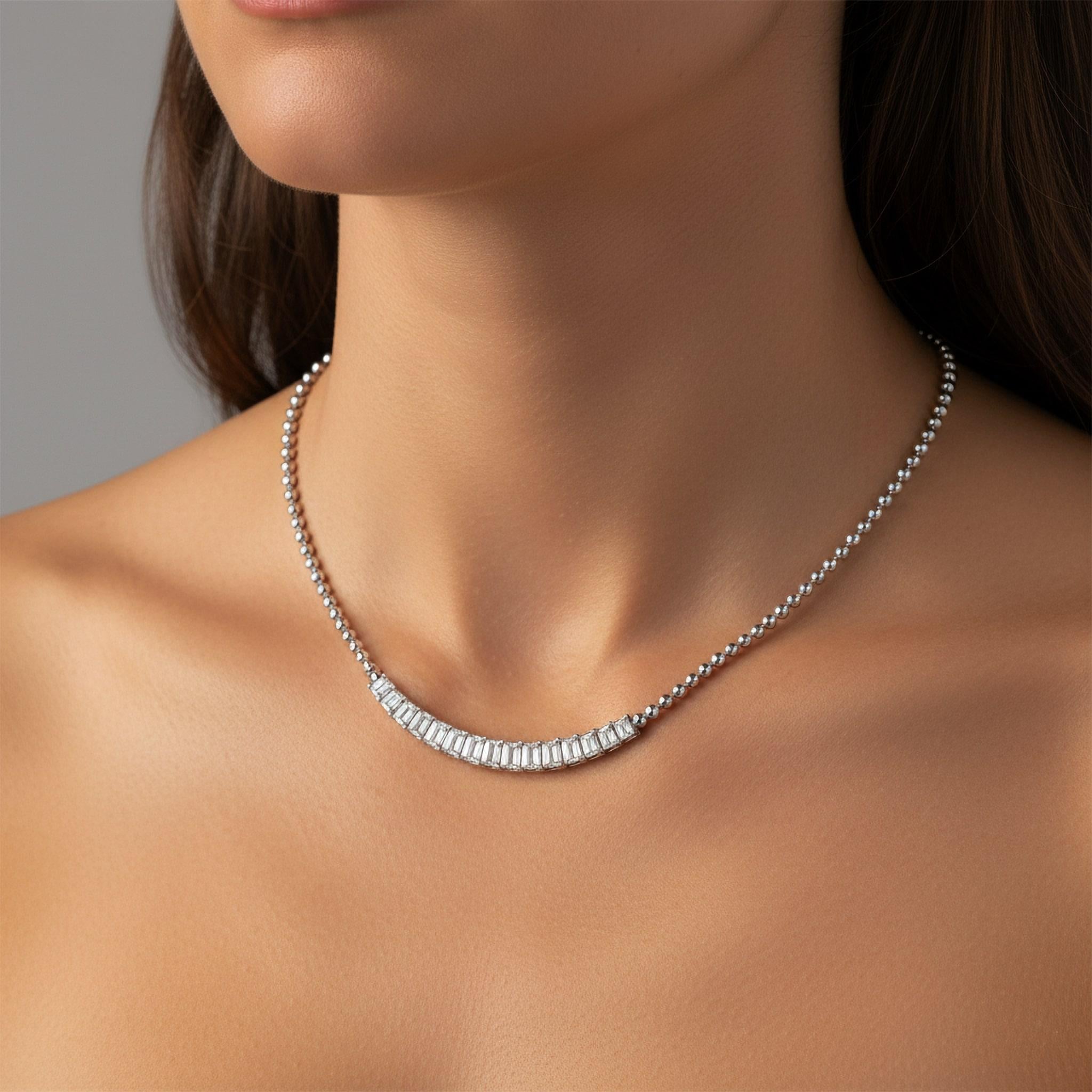 Faites tourner les têtes avec ce luxueux collier baguette de 2,50 carats, réalisé en or 18 carats. Les pierres de taille baguette sont disposées de manière à former un motif saisissant. Chaque pierre attire la lumière pour un éclat qui attire