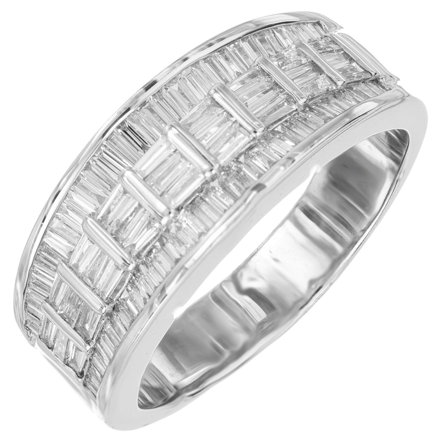 Anello a fascia in oro bianco 14k con diamante baguette da 2,50 carati