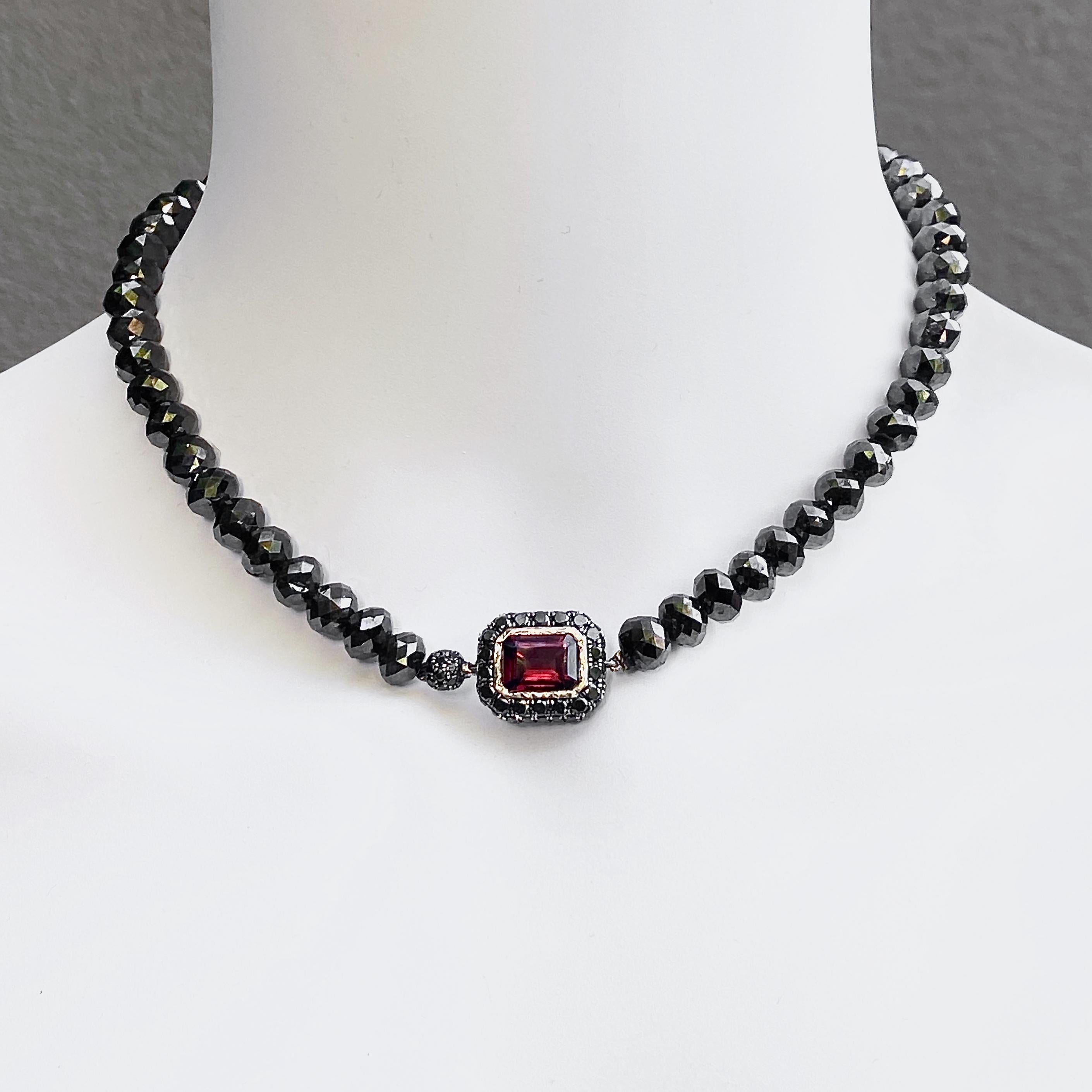 250 Carat Black Diamond Bead Choker Necklace with Garnet Clasp in 18 Karat Gold For Sale 2