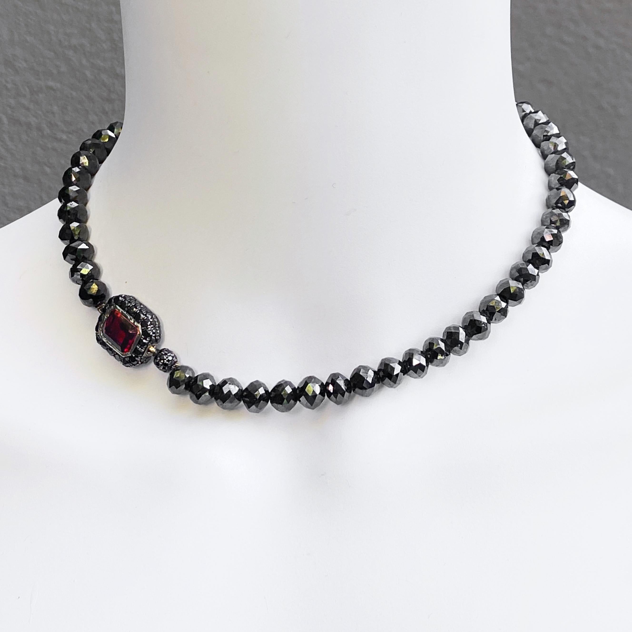 250 Carat Black Diamond Bead Choker Necklace with Garnet Clasp in 18 Karat Gold For Sale 3