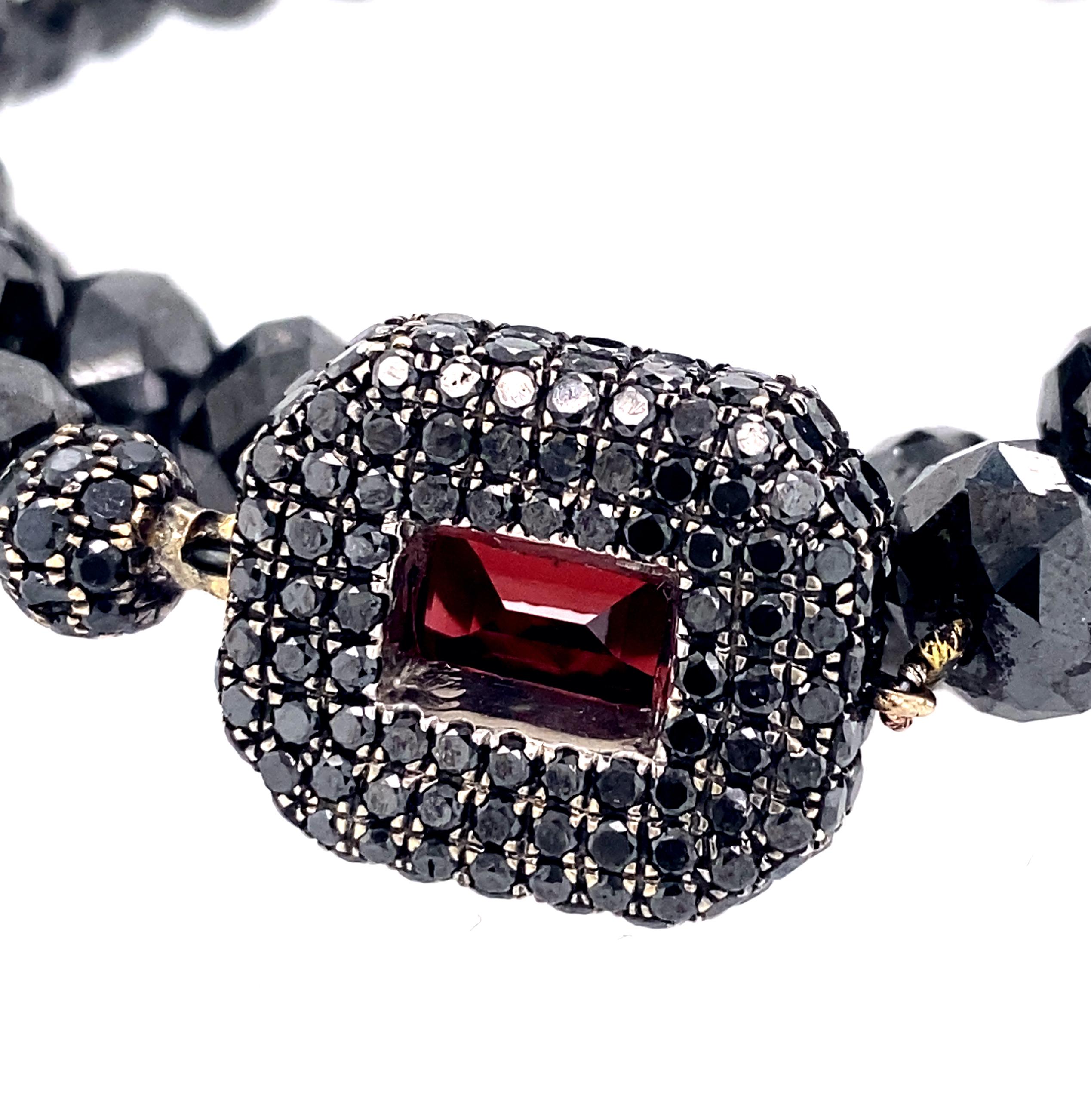 Contemporary 250 Carat Black Diamond Bead Choker Necklace with Garnet Clasp in 18 Karat Gold For Sale