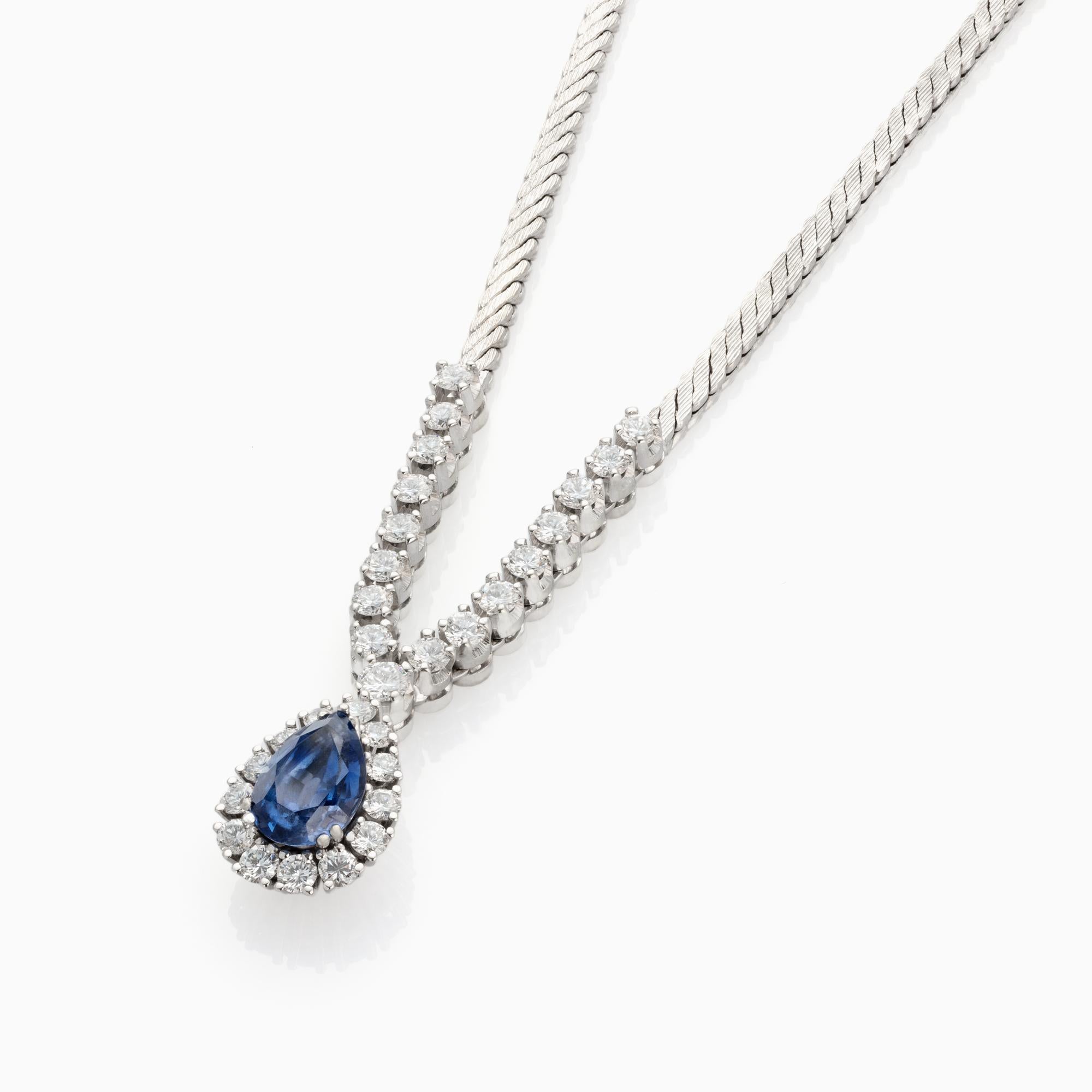 Collana con zaffiro blu da 2,50 carati e diamante da 1,63 carati in oro bianco 18 carati In condizioni ottime in vendita a Warszawa, PL