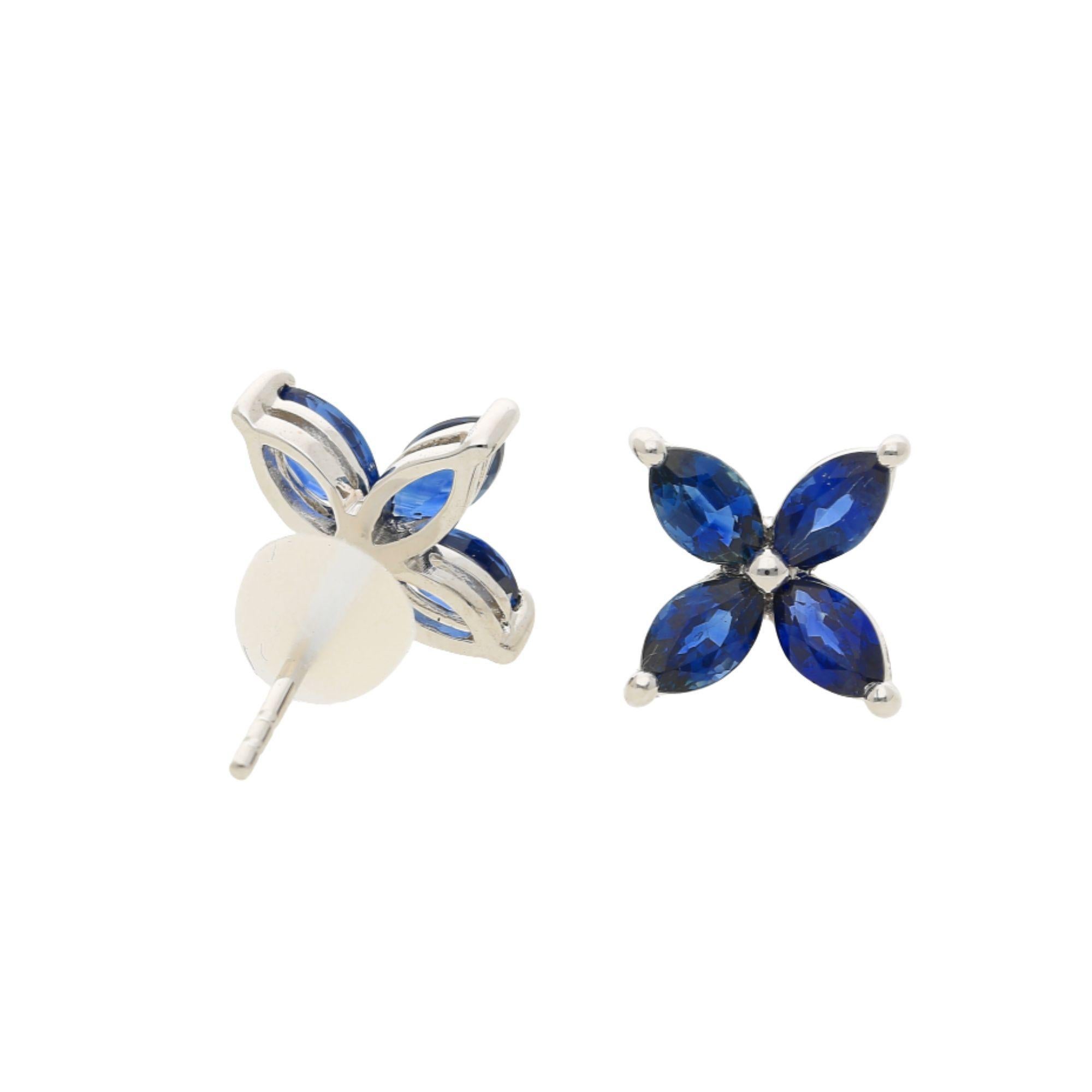 Pendientes de zafiro azul natural talla marquesa en oro blanco de 18 quilates, con un diseño de flor de cuatro pétalos y zafiros de un intenso azul intenso que suman un total de 2,47 quilates. Cierres traseros seguros de poste y mariposa con