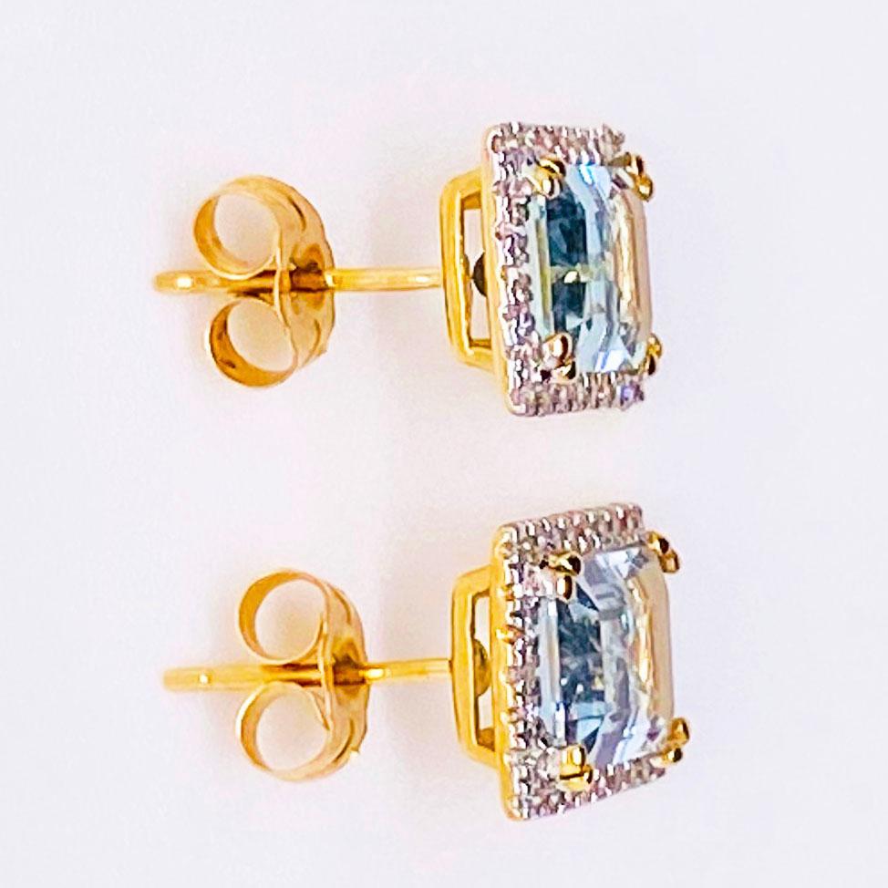Taille émeraude Clous d'oreilles en or 14 carats avec topaze bleue de 2,50 carats et halo de diamants et émeraude en vente