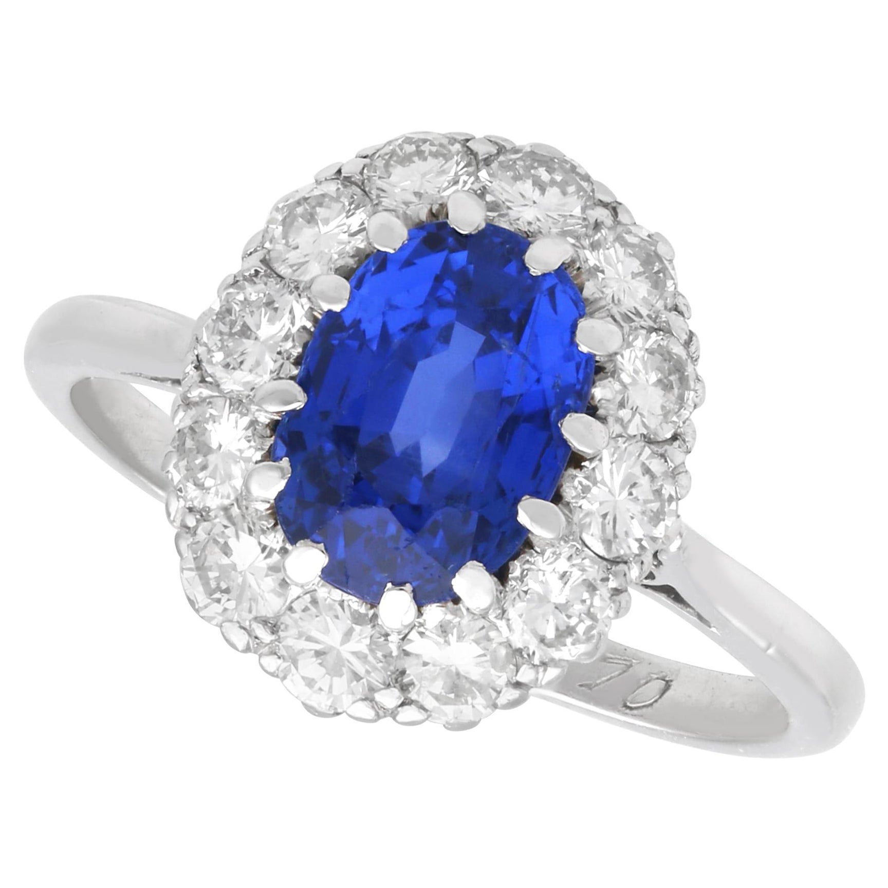Platin-Kleidring mit 2,50 Karat Ceylon-Saphir und 0,75 Karat Diamant, um 1970