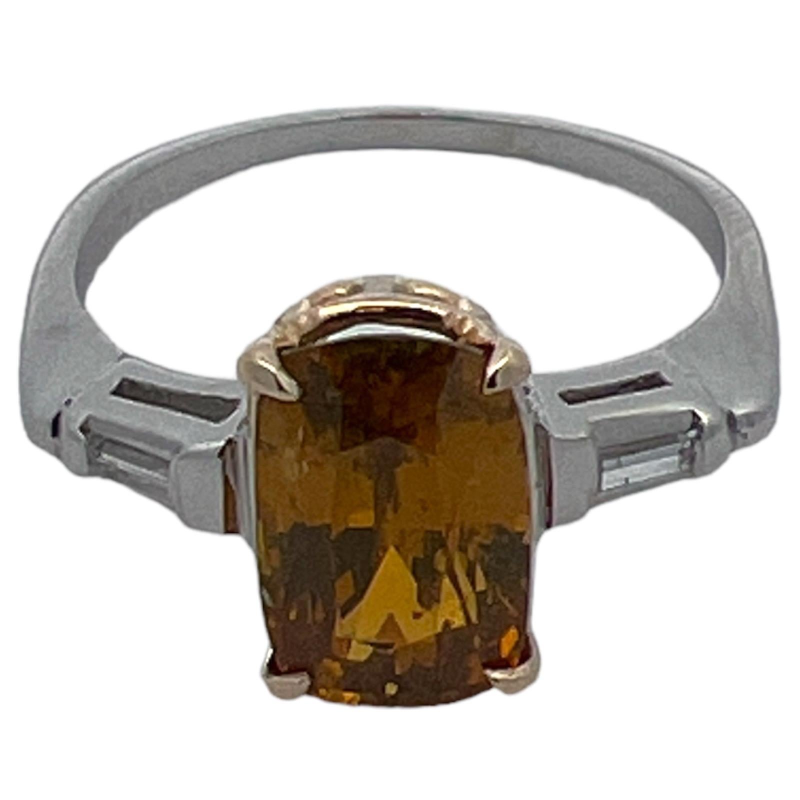Ring mit Chrysoberyll und Diamant aus 14 Karat Weißgold. Der Ring besteht aus einem kissenförmigen Chrysoberyll von ca. 2,50 Karat, der von zwei Baguette-Diamanten mit einem Gewicht von ca. 0,08 CTW flankiert wird. Der Ring hat derzeit die Größe 7,5