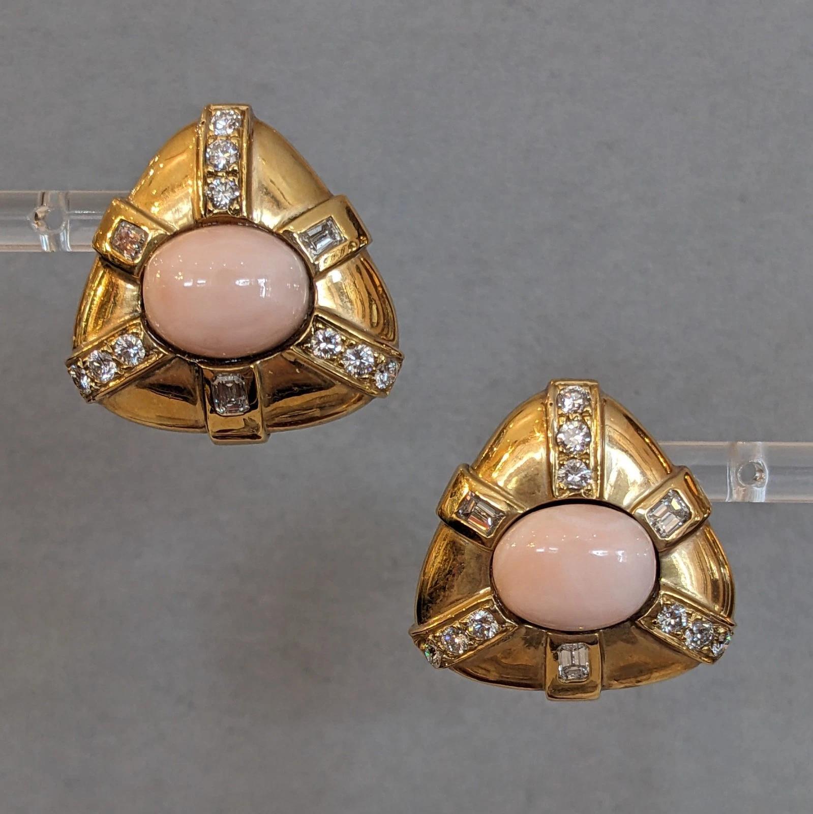 Orecchini a triangolo con corallo e diamanti in oro giallo 18 carati

Gli orecchini di corallo e diamanti sono caratterizzati da un corallo Angel skin di forma ovale e dal colore rosa tenue, circondato da 2,50 carati di diamanti rotondi a taglio