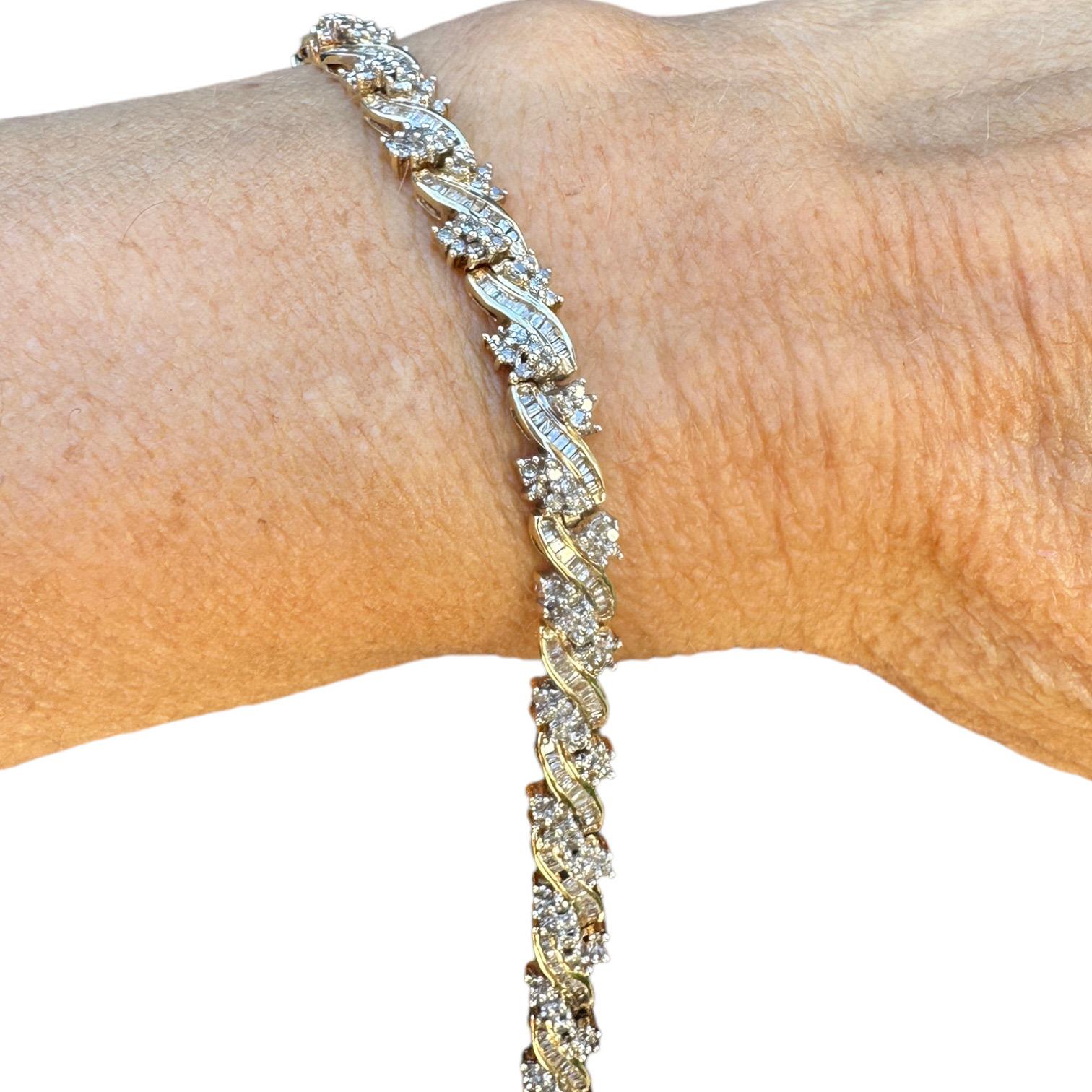 Esta pulsera eslabón baguette de diamantes de 10 quilates es la forma perfecta de añadir un brillo resplandeciente a cualquier look. Elaborada con todo lujo de detalles, esta pulsera de eslabones con diamantes en racimo hará brillar a