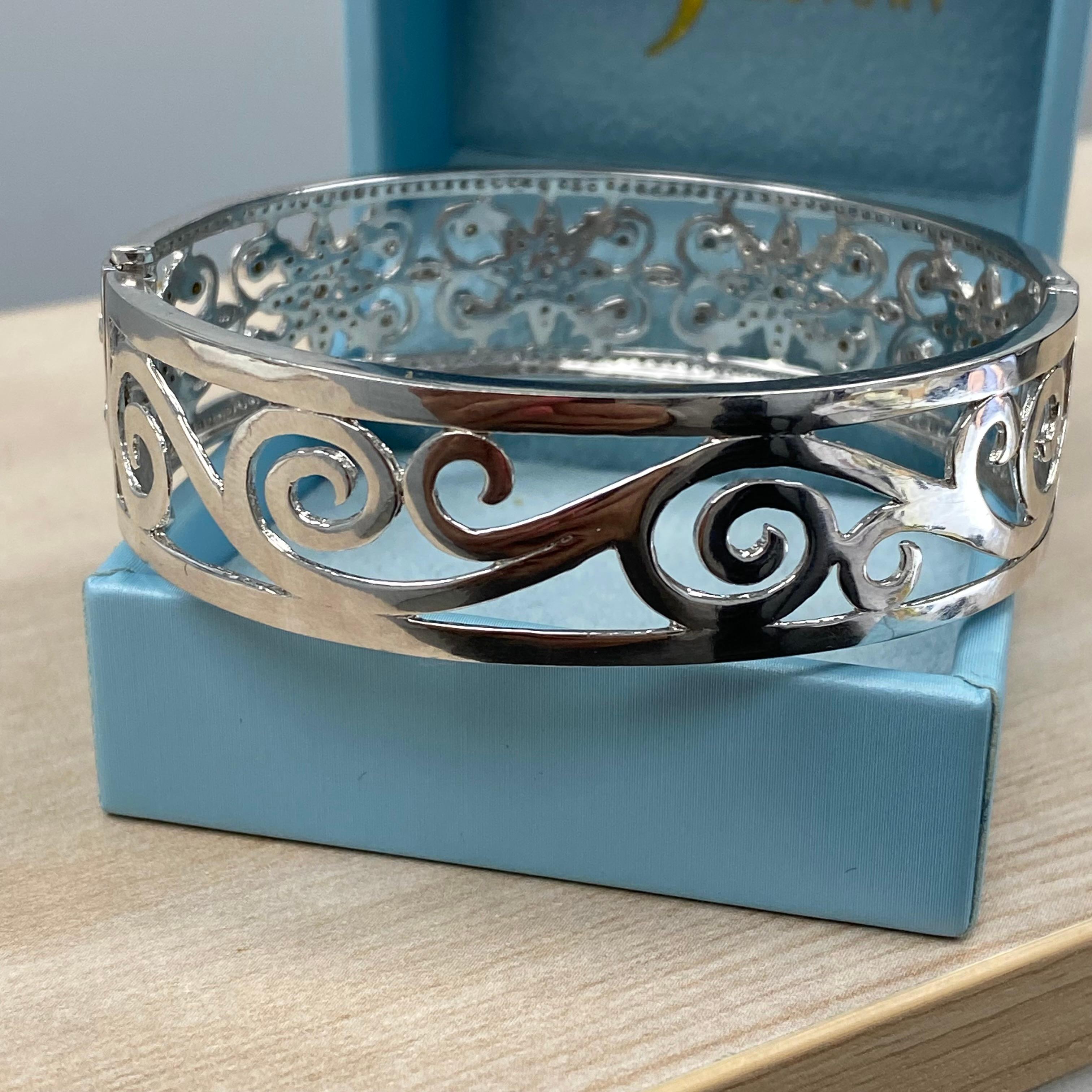 Modern 2.50 Carat Diamond Floral Hinged Bangle Bracelet 14k White Gold For Sale