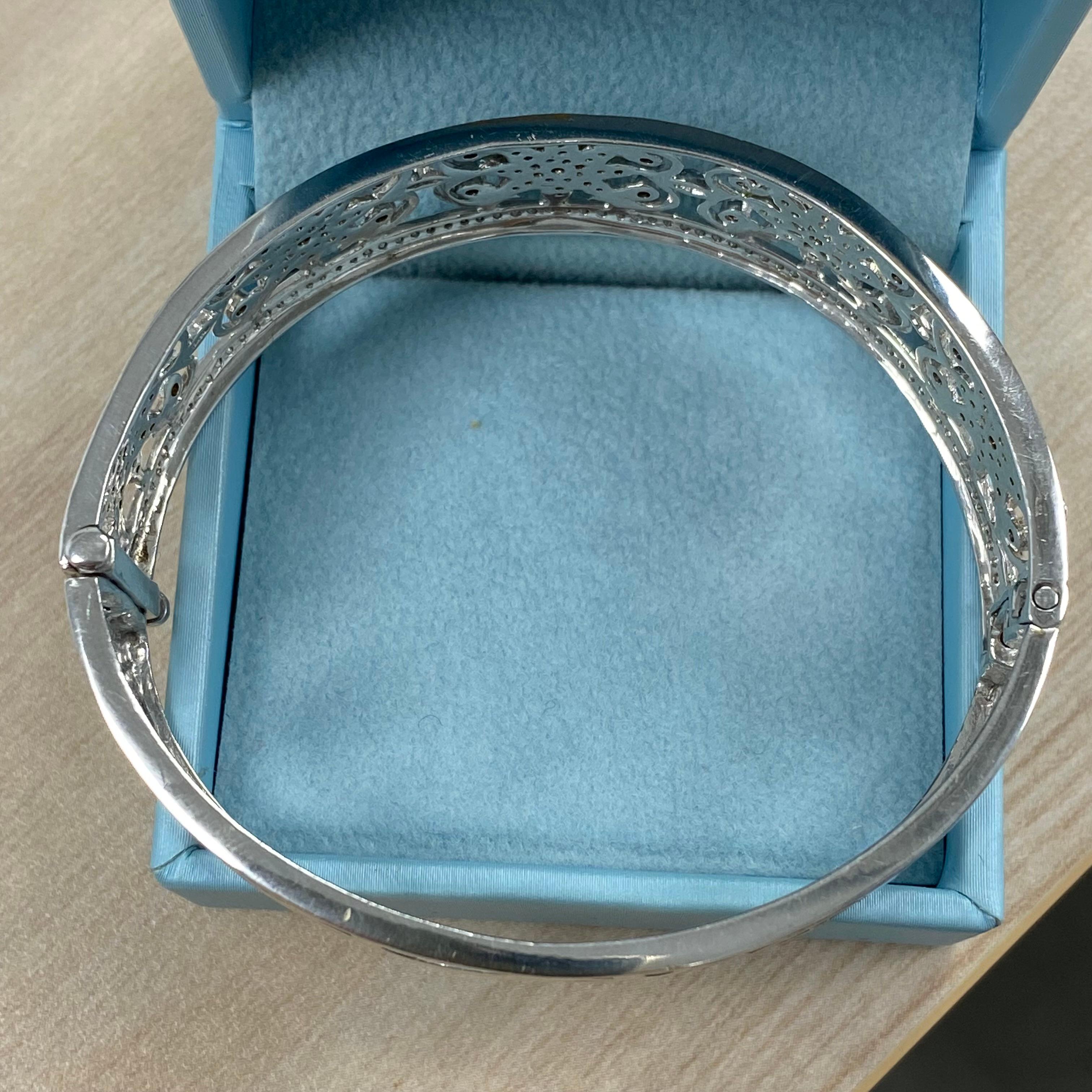 2.50 Carat Diamond Floral Hinged Bangle Bracelet 14k White Gold In New Condition For Sale In New York, NY