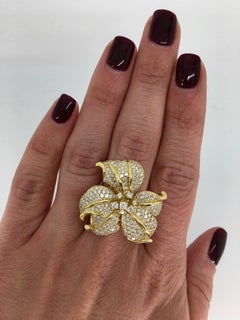 2.50 Carat Diamond Flower Ring in 18 Karat Gold