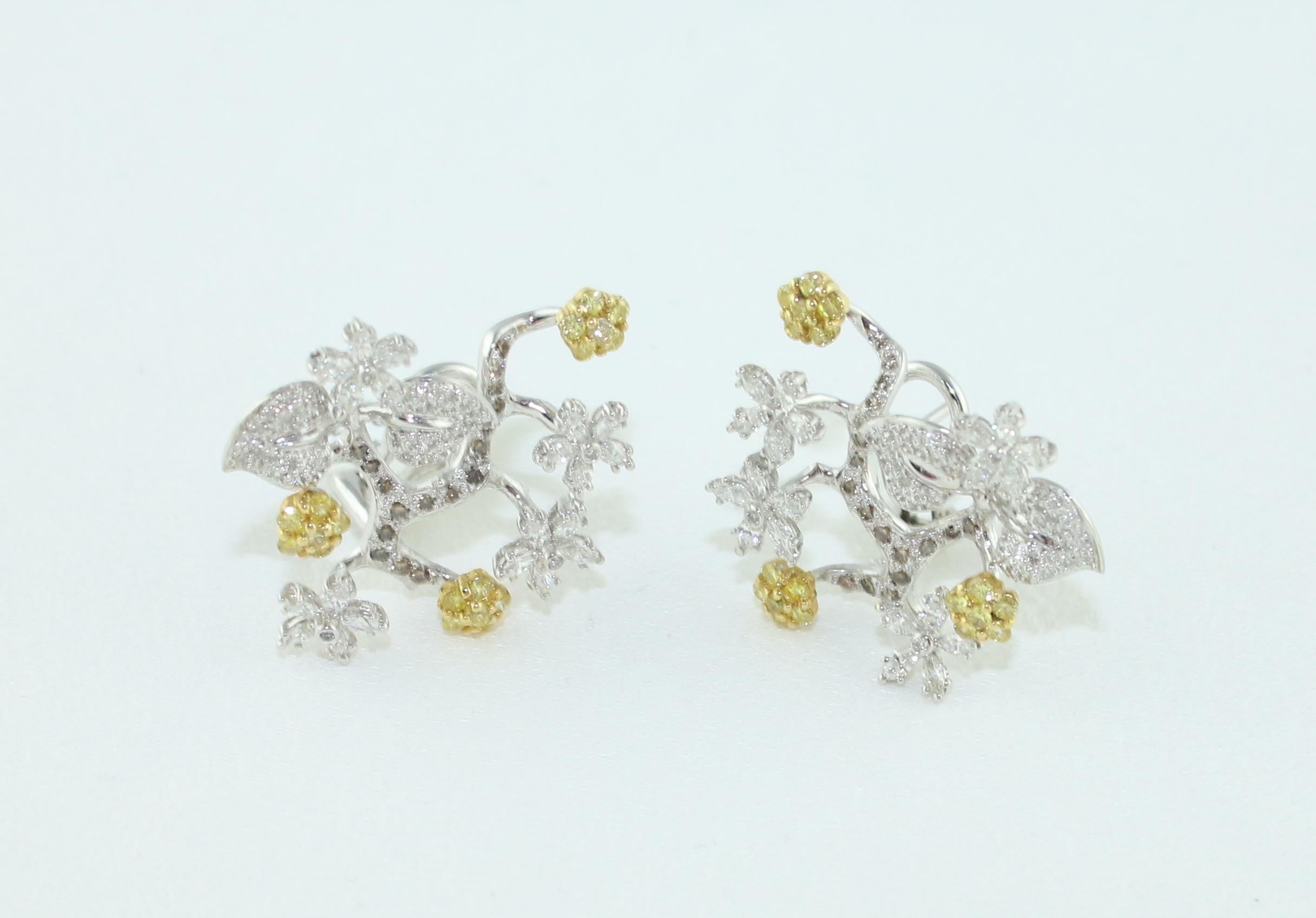 Boucles d'oreilles en forme de branche de fleur en or avec diamants de 2,50 carats en vente 1