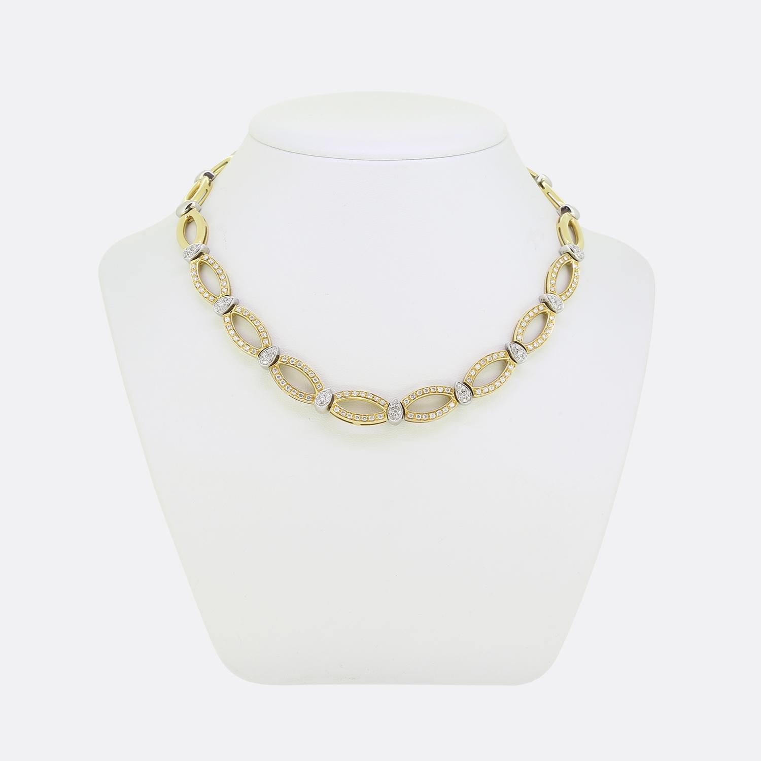 Ecco una favolosa collana di diamanti che può essere indossata sia di giorno che di sera. Questo pezzo elegante e raffinato è stato realizzato in caldo oro giallo 18 carati e presenta una serie di maglie aperte di forma ovale. Ciascuna delle otto