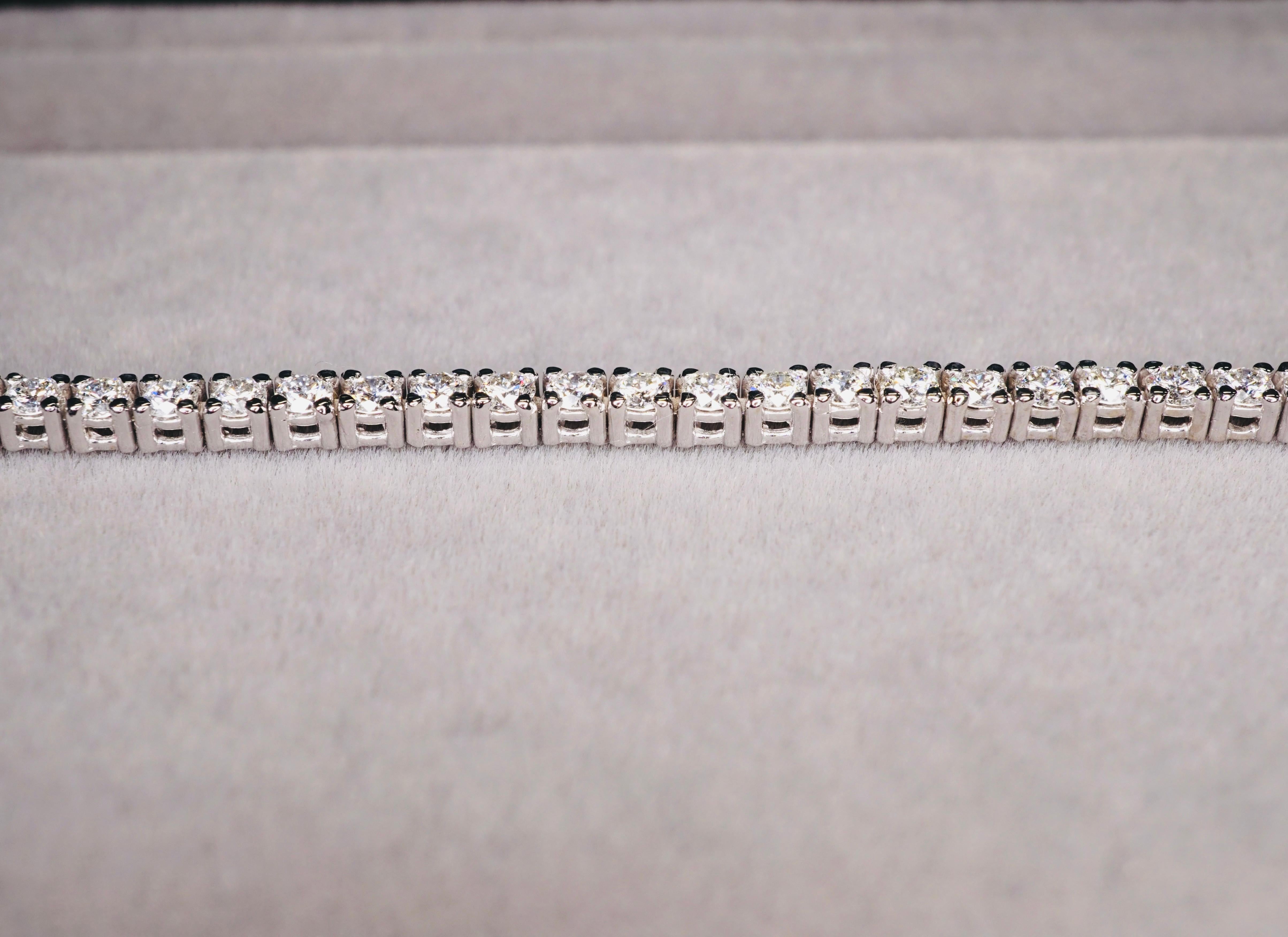 Diamant-Tennisarmband aus 18 Karat Weißgold. Vier in Zacken gefasste runde Diamanten aus dem Labor sind E-F VS1-VS2. Karatgewicht = 2,50ct. Die Länge: 7