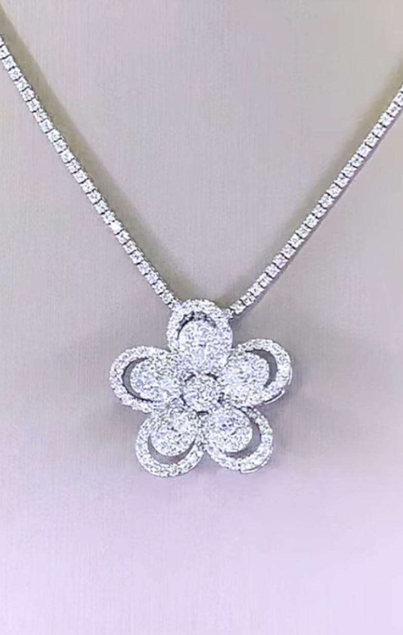 An exquisite flowers design pendant , in original design , with dazzling Diamonds.
Add a touch of class and charme on your look.
Stunning pendant come in 18K Gold with natural Diamonds of 2,50 Ct, F color VS clarity, very sparkly.