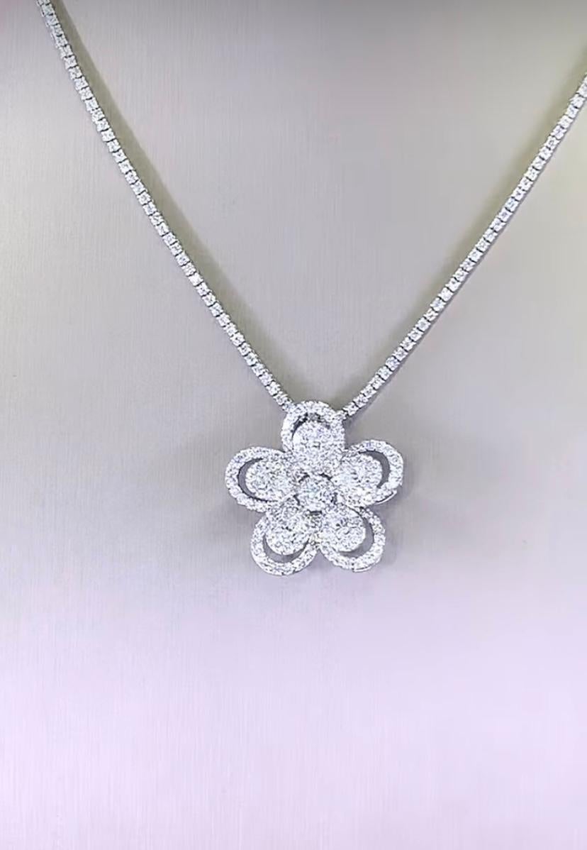 Round Cut 2.50 Carat Diamonds 18K Gold Pendant For Sale