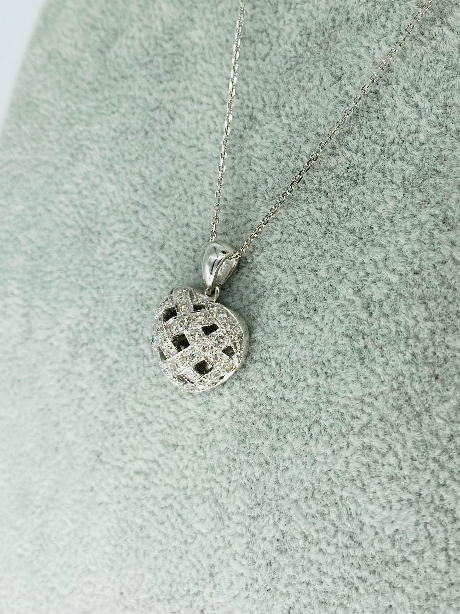 Taille ronde Collier pendentif en forme de cœur tressé avec diamants de 2,50 carats en relief en vente