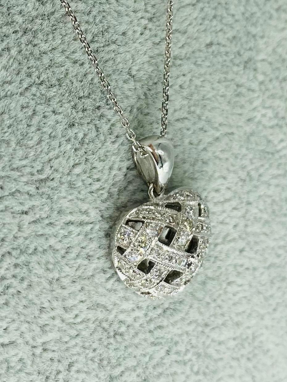 Collier pendentif en forme de cœur tressé avec diamants de 2,50 carats en relief Excellent état - En vente à Miami, FL