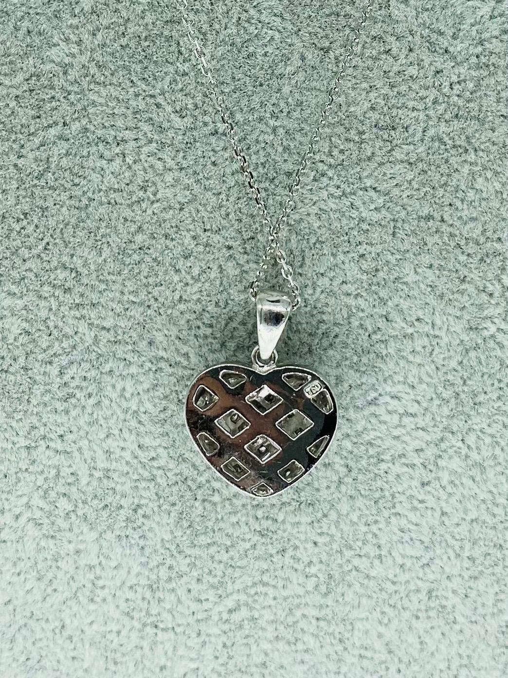 Collier pendentif en forme de cœur tressé avec diamants de 2,50 carats en relief en vente 1