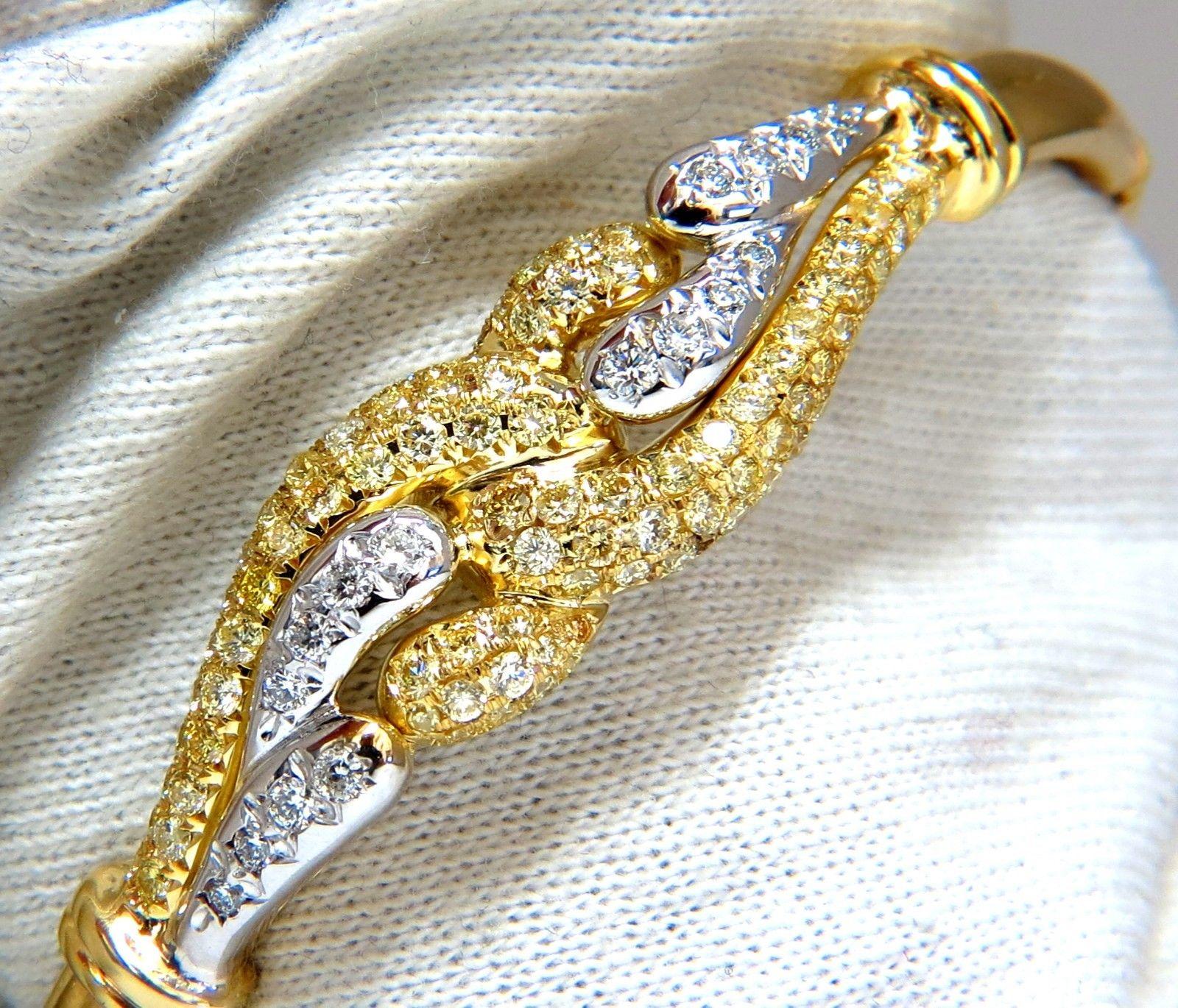  Double loop link Style

2.10ct Natural Fancy yellow diamonds bangle bracelet.

Vs-2 clarity

.40ct. diamonds (white).

Rounds, Full cuts.

G colors Vs-2 clarity. 

14kt. yellow gold 

18 Grams.

7 Inches (wearable length)

Top: 13.2mm