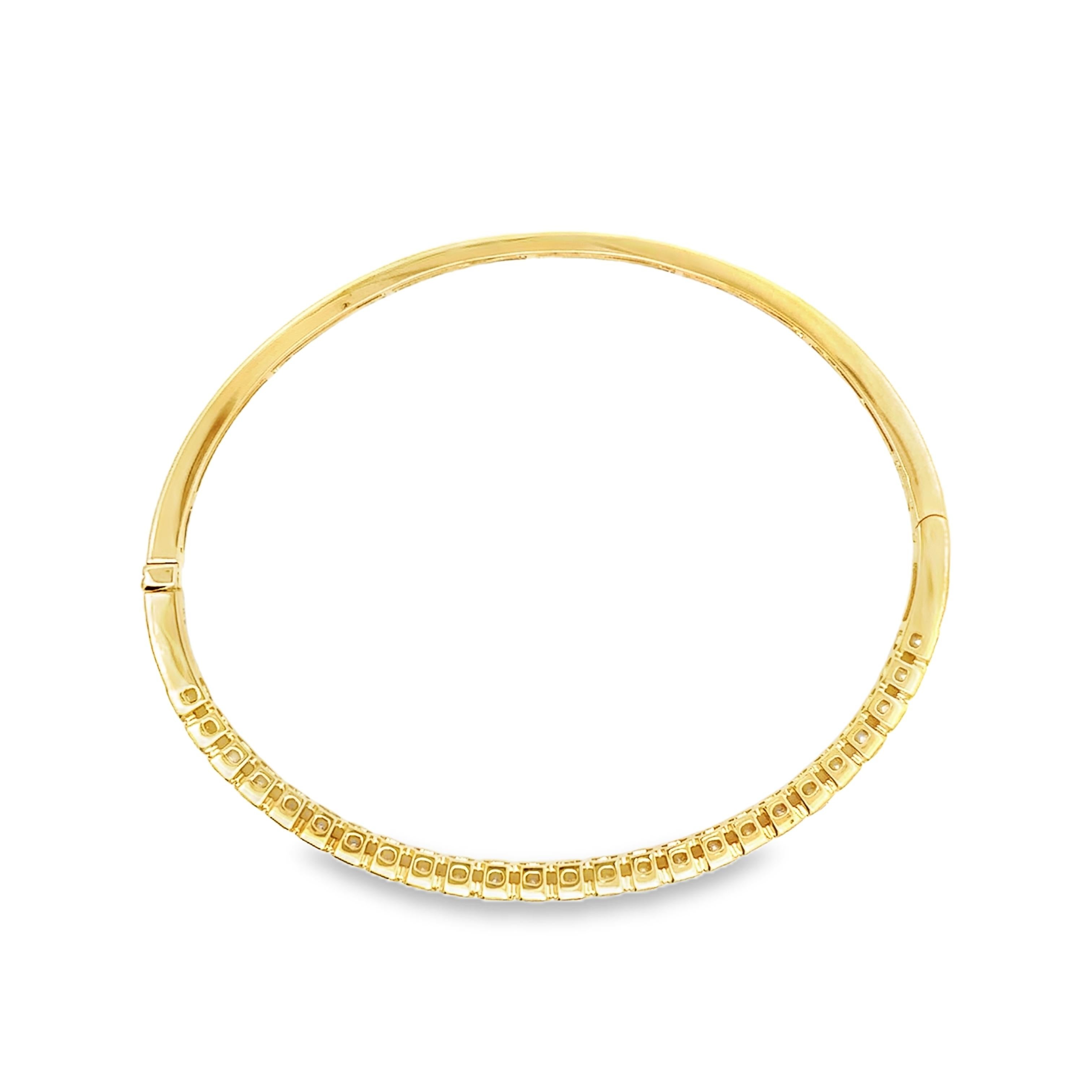 Moderne Bracelet jonc en or jaune 18 carats avec diamants taille émeraude de 2,50 carats sertis sur le chaton en vente