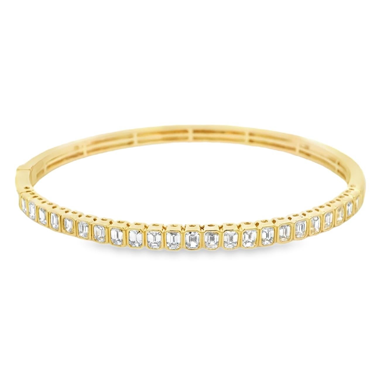 Taille émeraude Bracelet jonc en or jaune 18 carats avec diamants taille émeraude de 2,50 carats sertis sur le chaton en vente